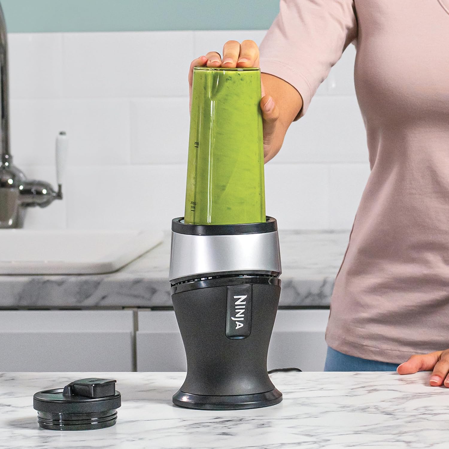 Ninja 700 W Slim Mixer & Smoothie Maker, 2 x 470 ml Becher mit Ausgussdeckel, persönlicher Mixer, zerkleinert Eis und gefrorene Früchte, Silber/Schwarz QB3001UKS – Bild 5