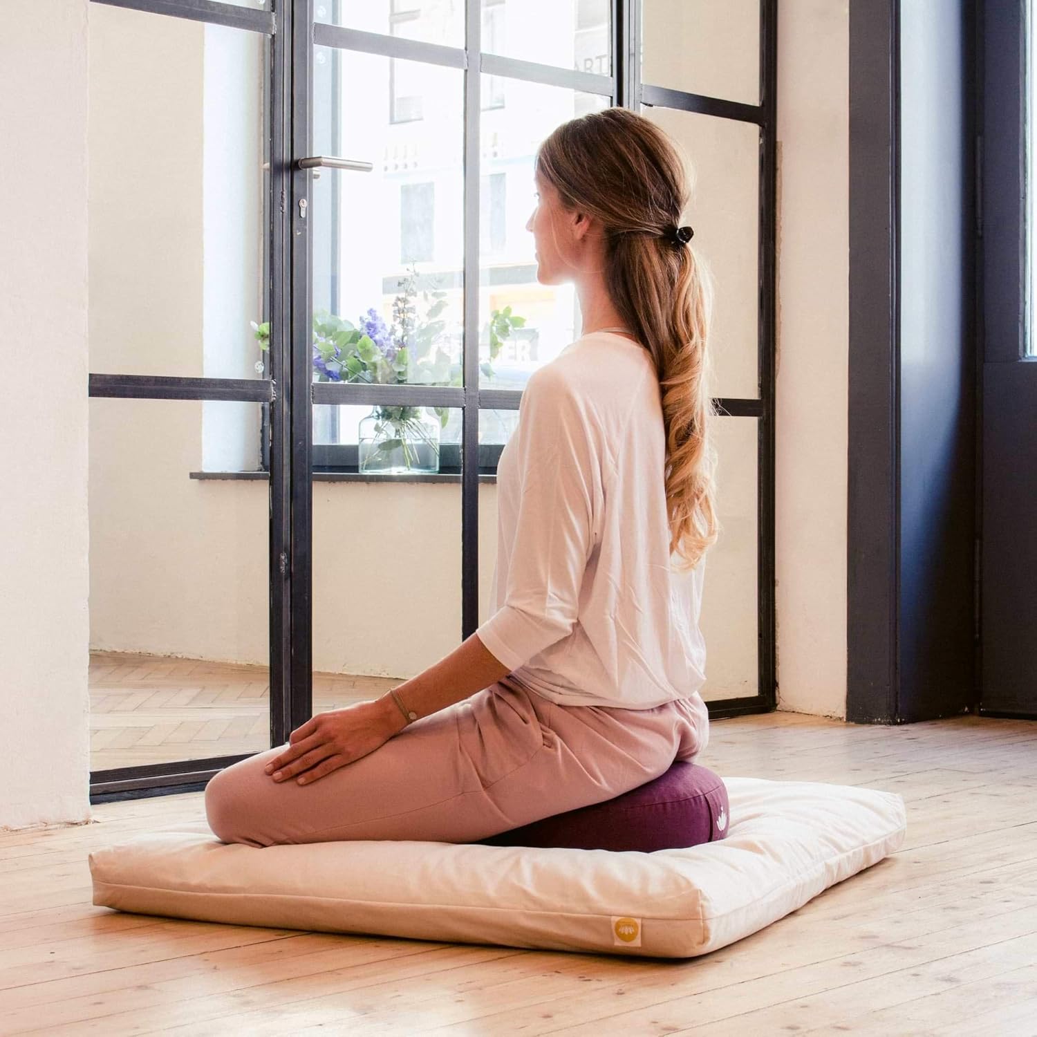 Lotuscrafts Yogakissen, Meditationskissen, extra niedrig – Höhe 10 cm – waschbarer Baumwollbezug – Yogakissen mit Dinkelfüllung – GOTS-zertifiziert – Bild 3