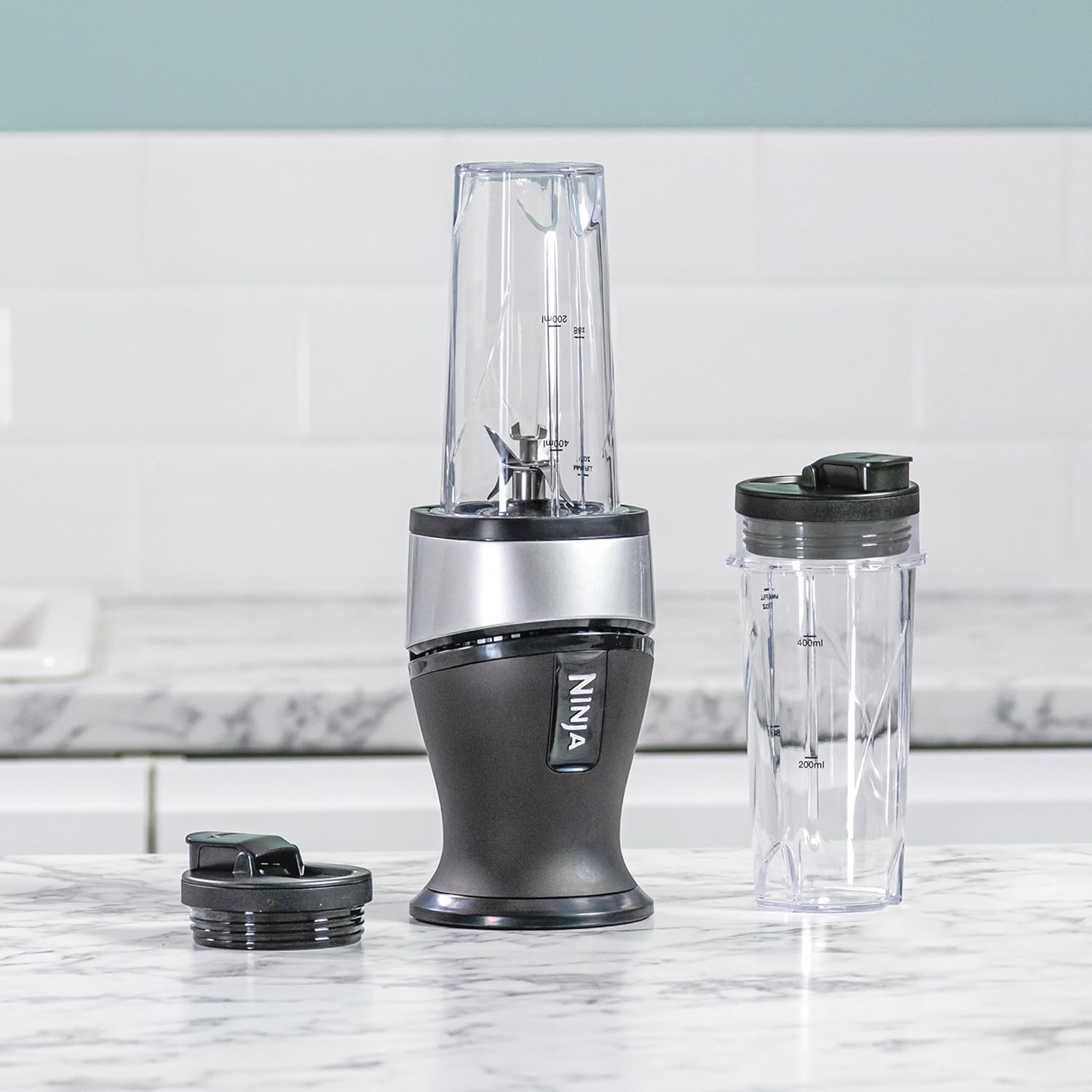 Ninja 700 W Slim Mixer & Smoothie Maker, 2 x 470 ml Becher mit Ausgussdeckel, persönlicher Mixer, zerkleinert Eis und gefrorene Früchte, Silber/Schwarz QB3001UKS – Bild 9