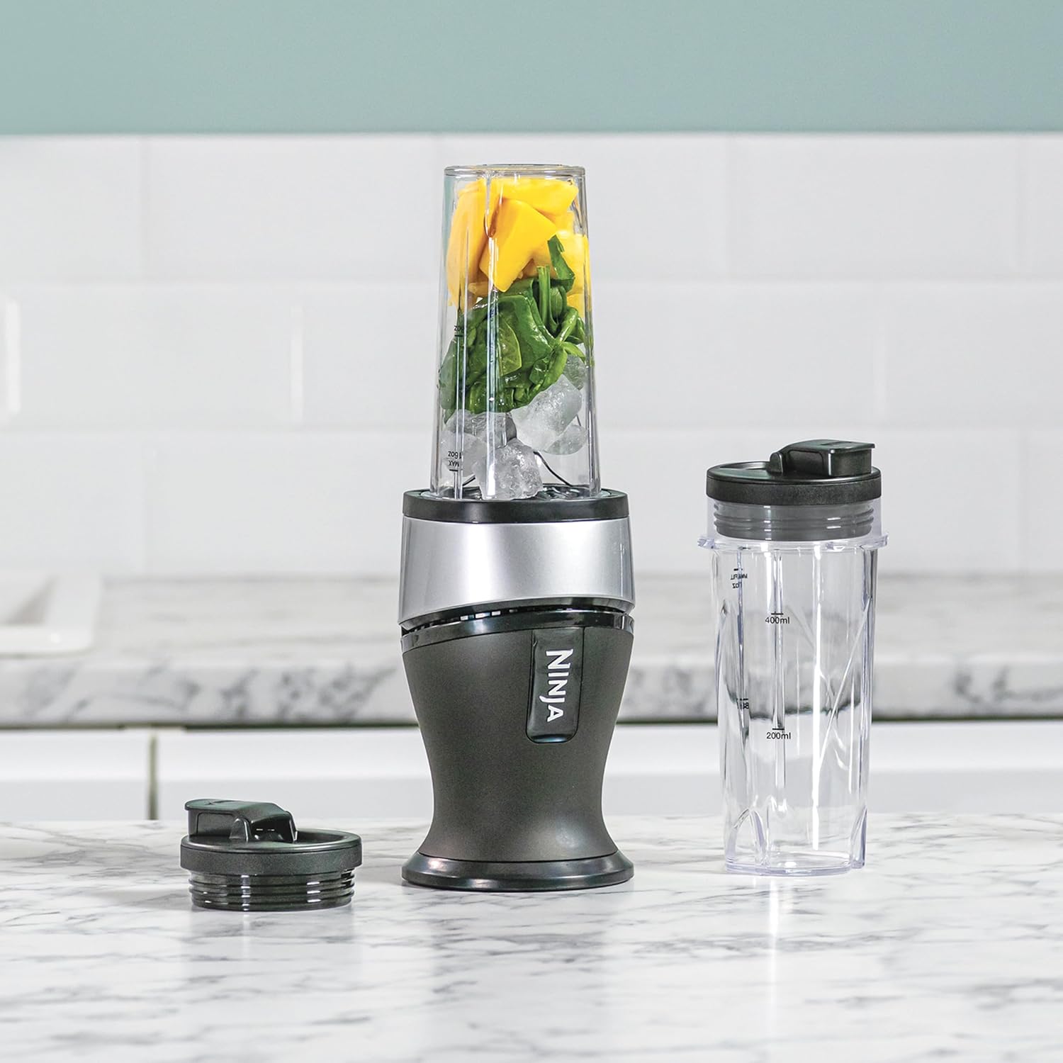 Ninja 700 W Slim Mixer & Smoothie Maker, 2 x 470 ml Becher mit Ausgussdeckel, persönlicher Mixer, zerkleinert Eis und gefrorene Früchte, Silber/Schwarz QB3001UKS – Bild 8