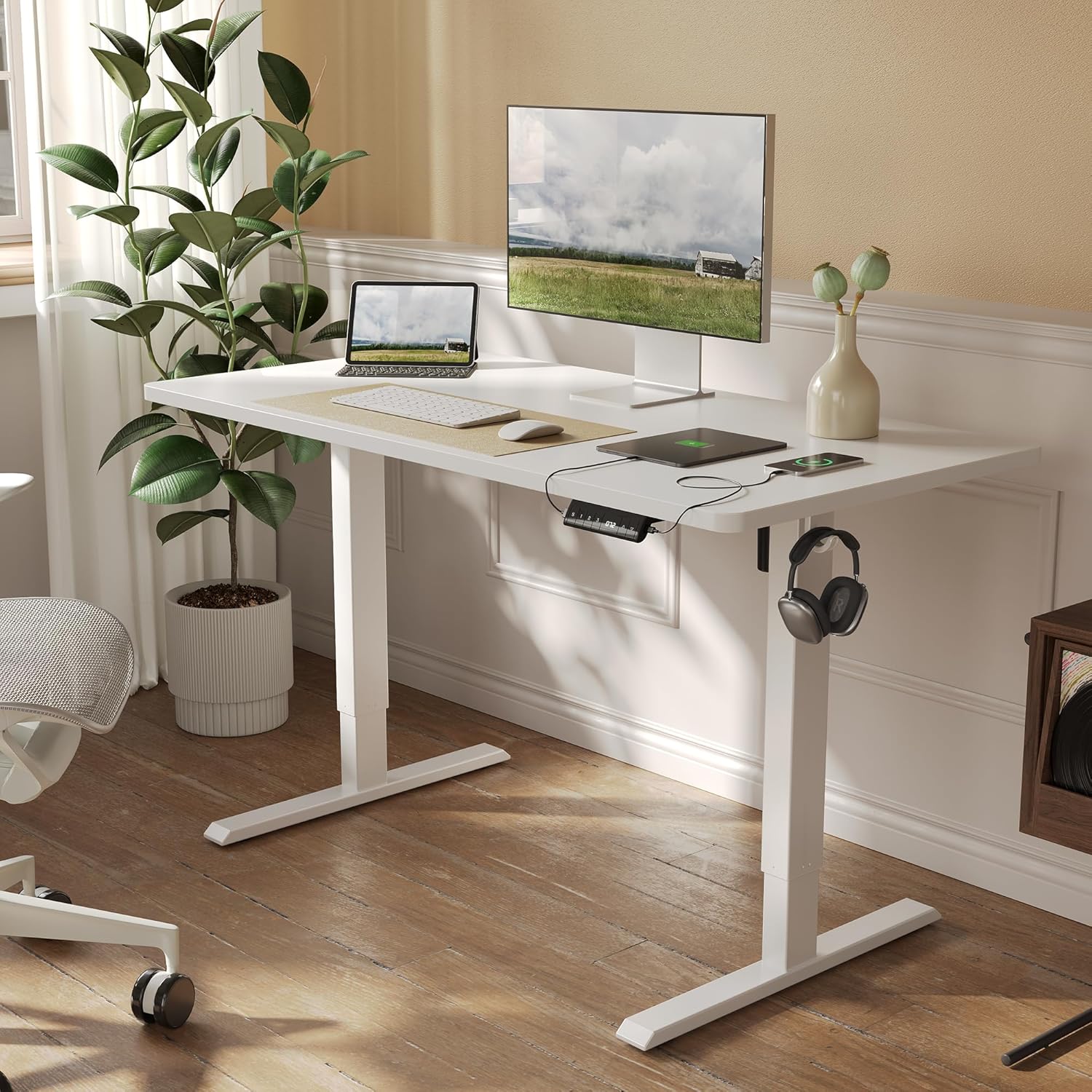 FEZIBO Höhenverstellbarer Schreibtisch, einteilige Tischplatte, 120 x 60 cm, höhenverstellbar mit USB-A- und USB-C-Ladeanschlüssen, Stehsitztisch für Home Office, Stehschreibtisch, Weiß – Bild 2