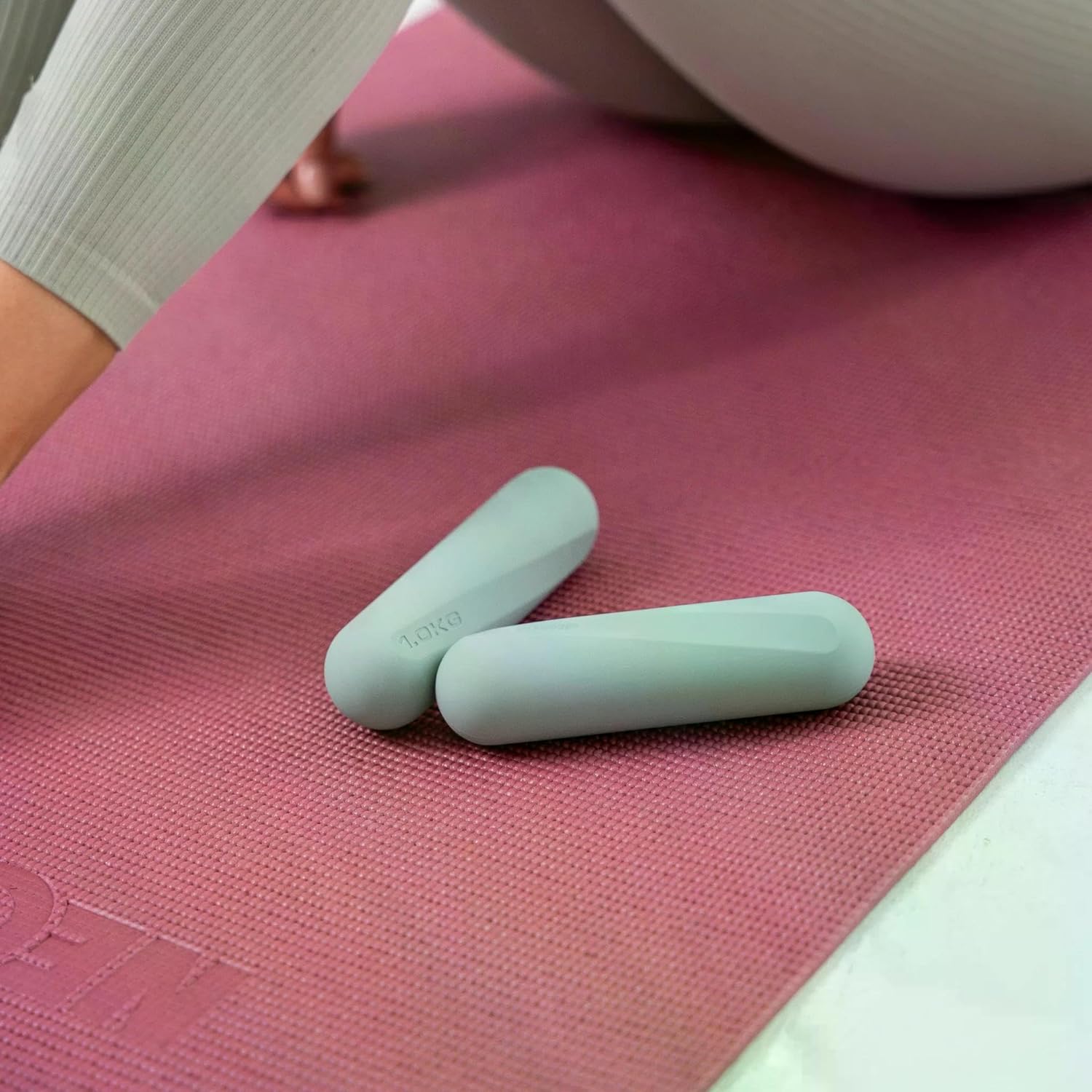 NEOLYMP Pilates-Hanteln 1 kg – rutschfestes Silikon-Hantel-Set – ergonomische Hanteln 2er-Set für Pilates, Yoga & Heimtraining – kleine Hanteln für Frauen – Bild 3