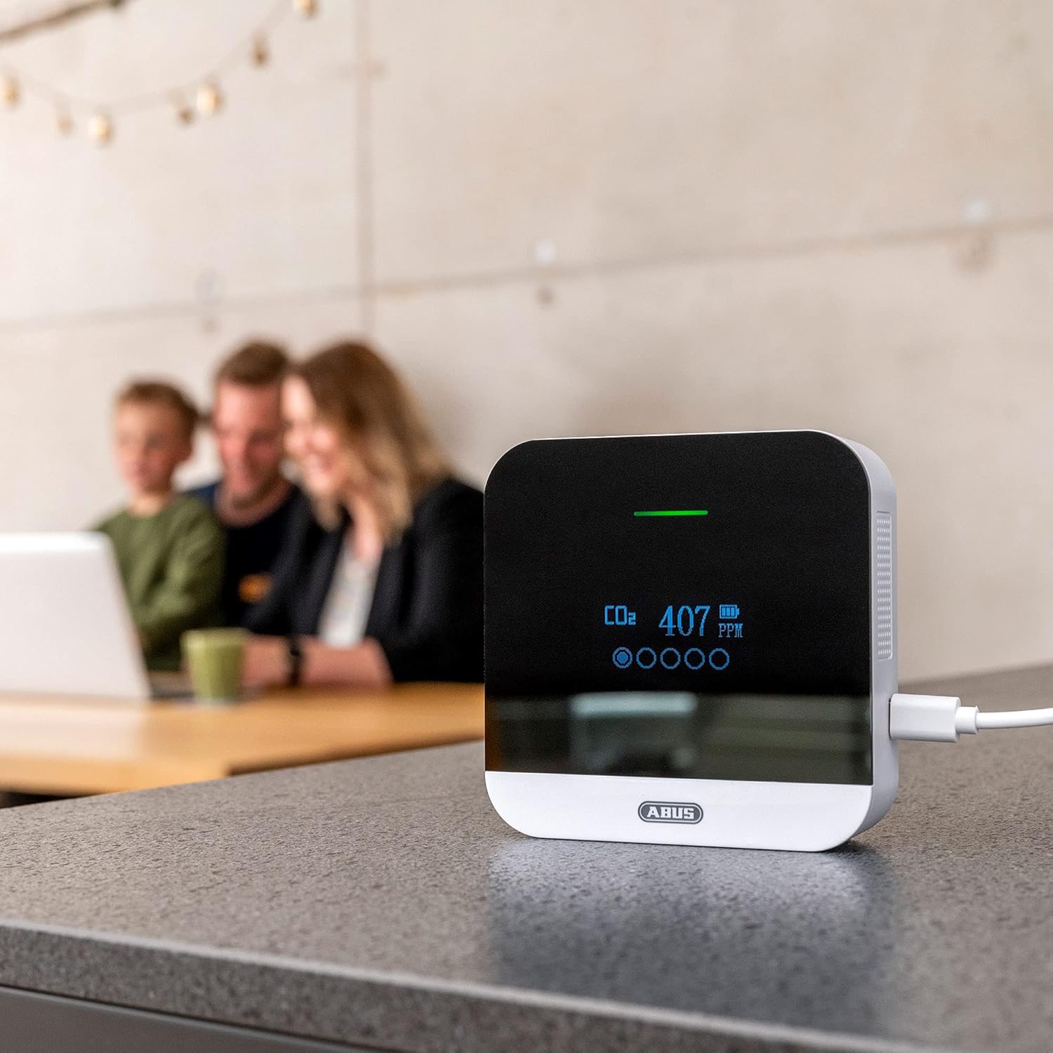 ABUS CO2-Melder – CO2WM110 AirSecure – Messgerät für Luftqualität, Luftfeuchtigkeit und Temperatur im Raum – mit Alarm und CO2-Ampel – 10-Jahres-Sensor – Bild 2