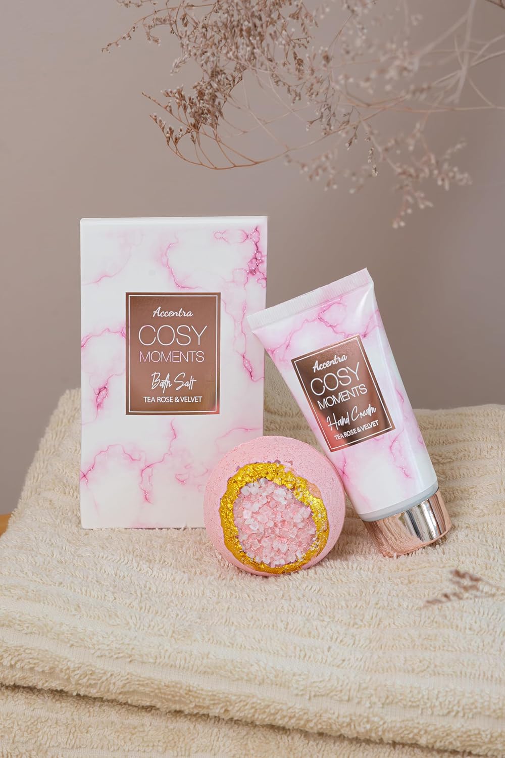 Accentra Cozy Moments Badeset, Geschenkset für Frauen mit 150 ml Duschgel, 150 ml Schaumbad, 150 g Badesalz, 90 g Badebombe, 60 ml Handcreme, 30 g Seife und 15 g Netzschwamm in glänzender Badewanne – Bild 11