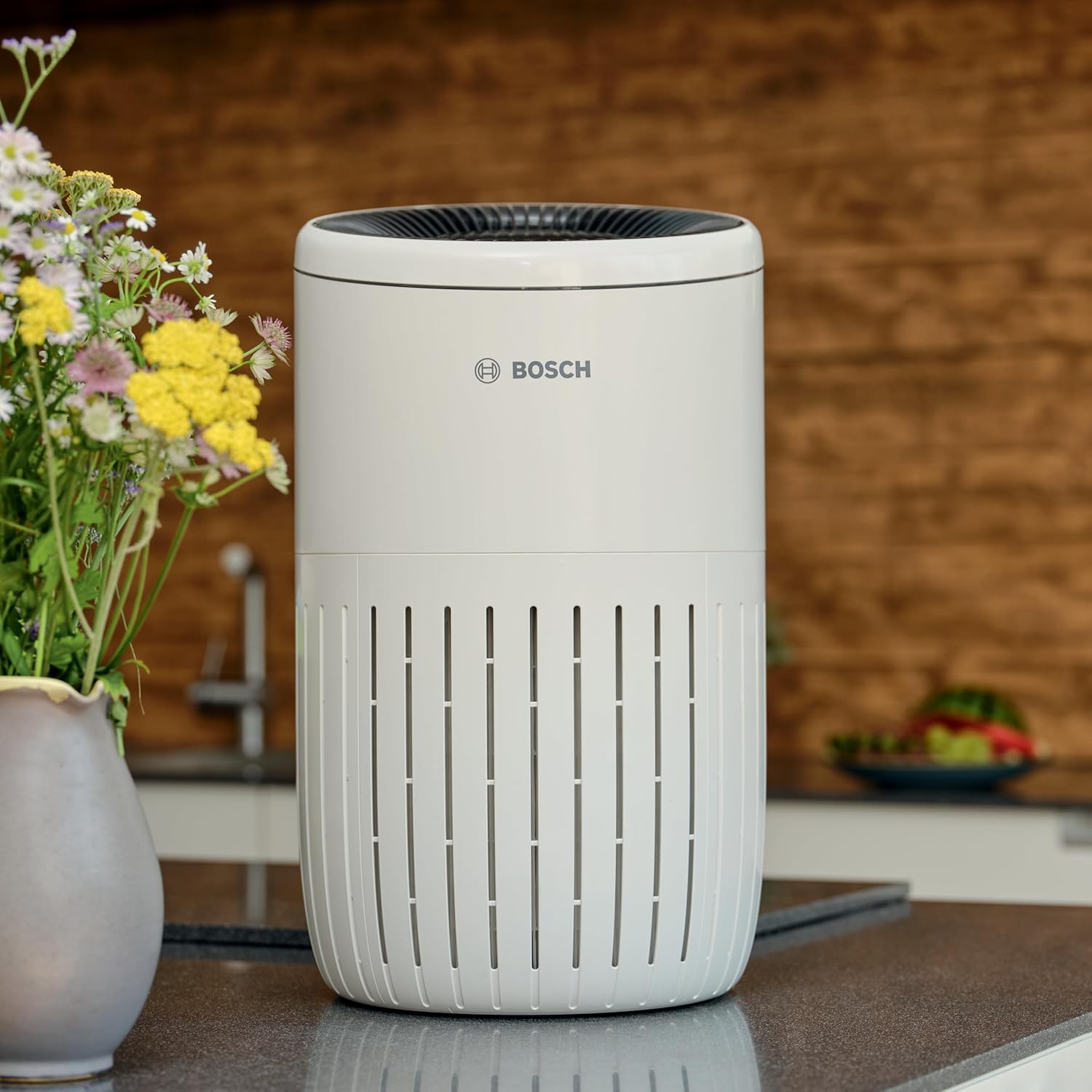 Bosch Air 2000 Luftreiniger – Für Räume bis 37,5 m² – Entfernt effizient Schadstoffe – Mit 3-in-1-Luftfilter, Smart Sensor, Automatikmodus, Schlafmodus (< 25 dB(A)) – CADR: 180 m³/h – Bild 2