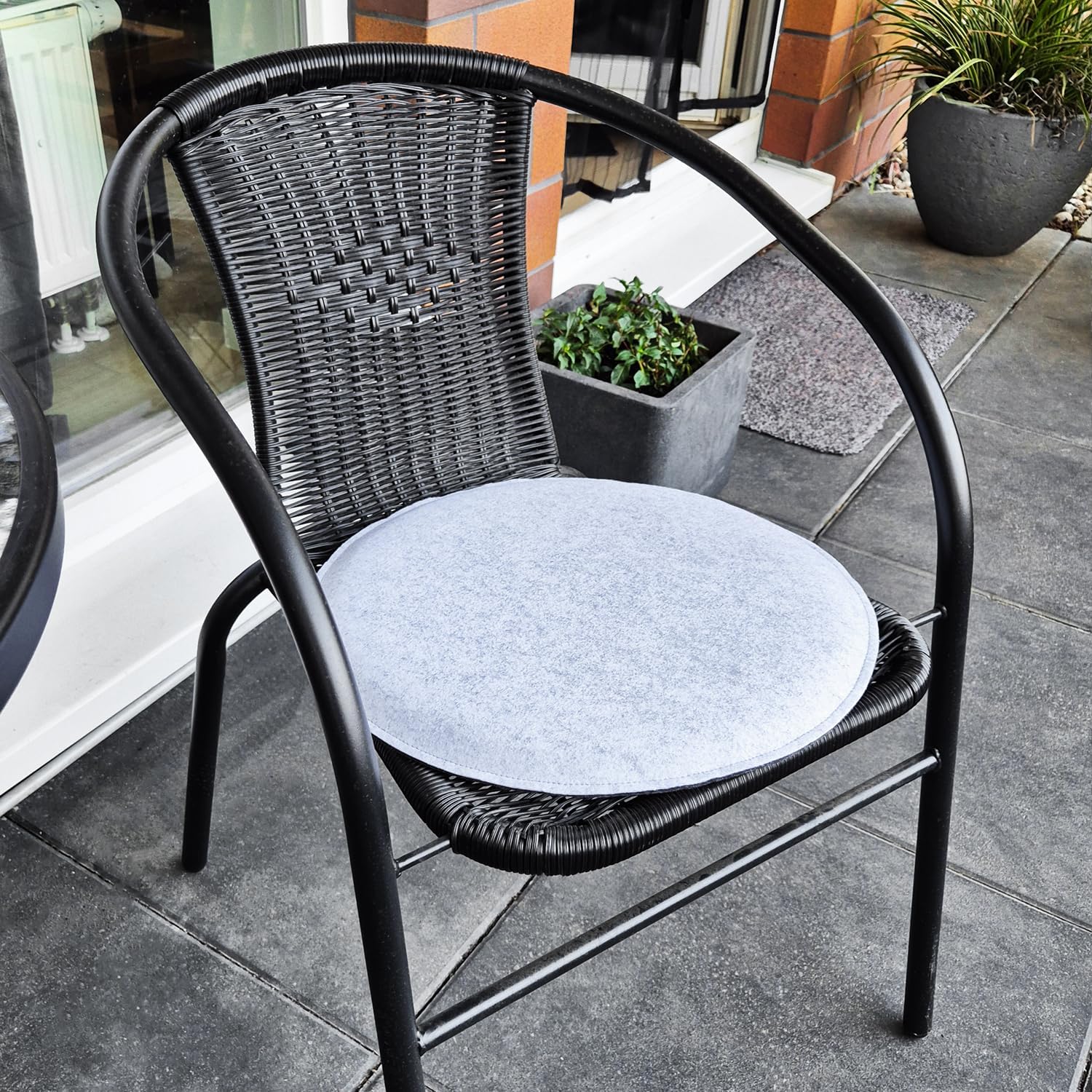 com-four 4 x Sitzkissen aus Filz, Ø 40 cm, gepolsterte Stuhlauflage, runde Sitzauflage für Esszimmer, Garten, Balkon, rutschfeste Unterseite mit Rutschschutz – Bild 2