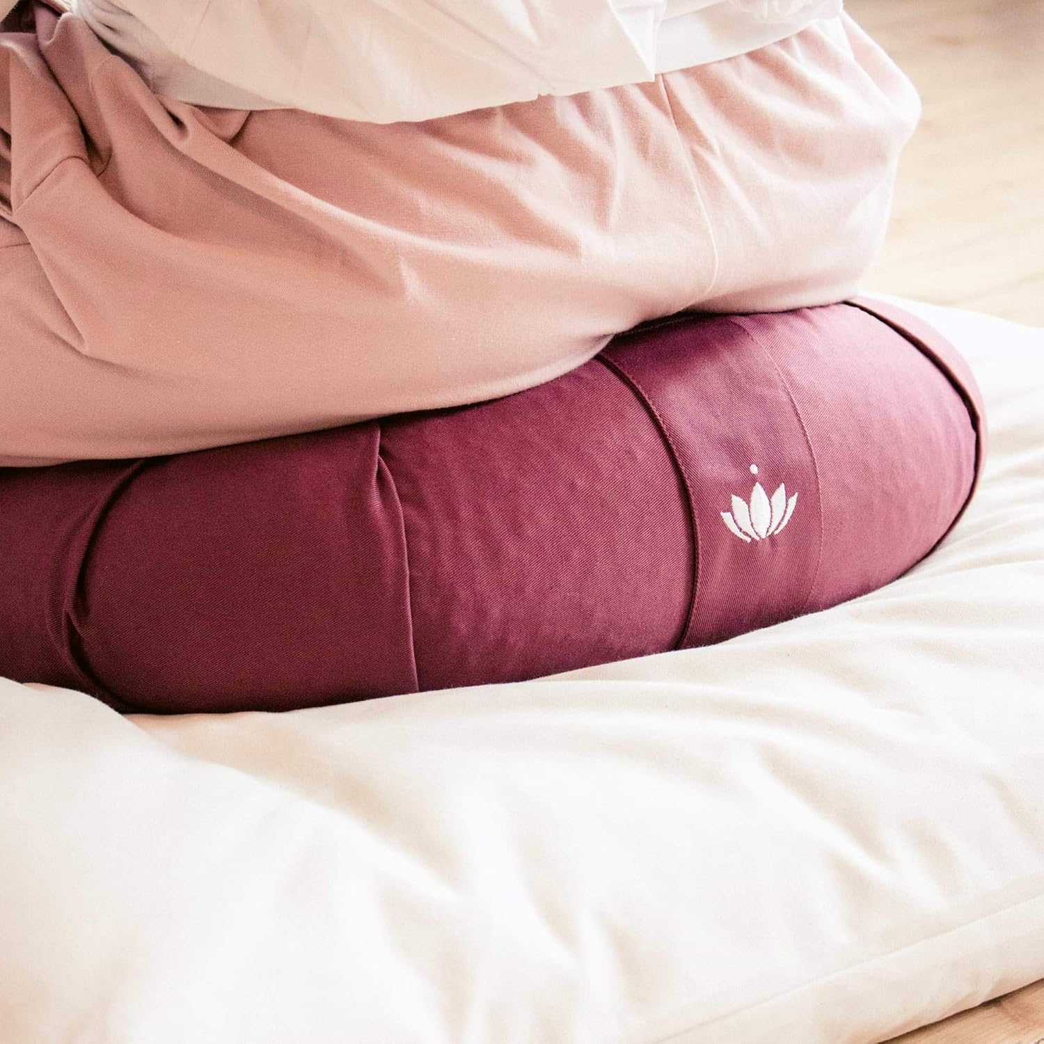Lotuscrafts Zafu Kapok Delight Kissen, Sitzhöhe 15 cm, Zafu Meditationskissen, Yogakissen mit Kapokfüllung, waschbarer Bezug aus Bio-Baumwolle, Yoga-Zafu-Kissen – Bild 4