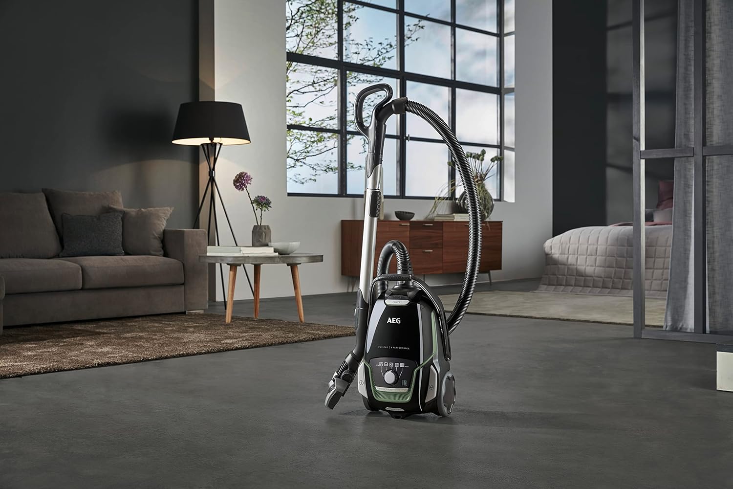 AEG VX9-2-ÖKO Staubsauger mit Beutel, 70 % recyceltes Material, inkl. Zusatzdüsen, 12 m, 700 Watt, nur 65 dB(A), 5 l Staubbeutelvolumen, waschbarer Filter, neue technische Ausführung, schwarz, grün. – Bild 5