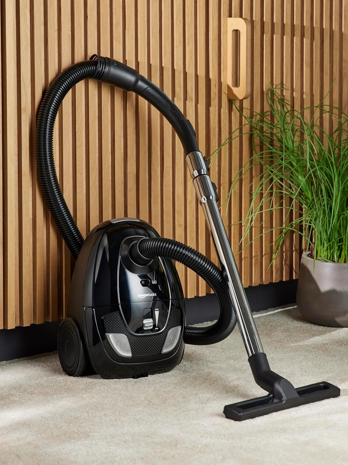 Amazon Basics VCB35B15C-1J7W-70 Leistungsstarker, kompakter und leichter Staubsauger für Hartteppiche mit Beuteln – HEPA-Filter, 700 W, 1,5 l, EU, Schwarz – Bild 2