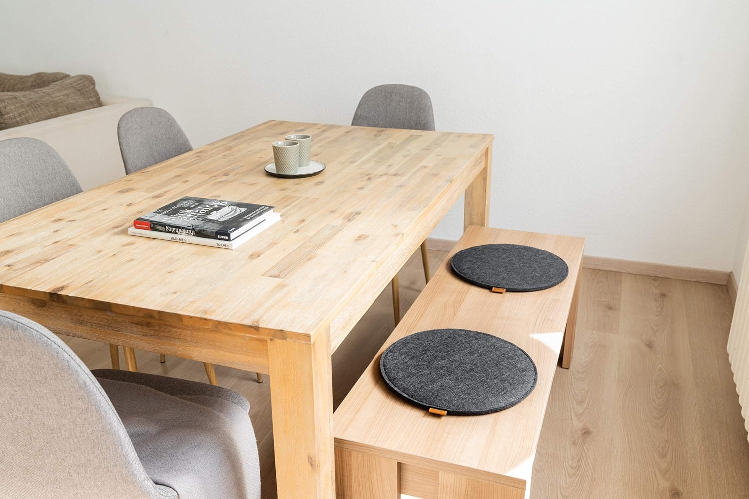 Miqio Design Filz-Sitzkissen XL rund mit Anti-Rutsch-Noppen 40 cm, 2er-Set, für drinnen und draußen, nachhaltig, aus recycelten PET-Flaschen, waschbar, Stuhlkissen, rutschfest, dunkelgrau – Bild 9
