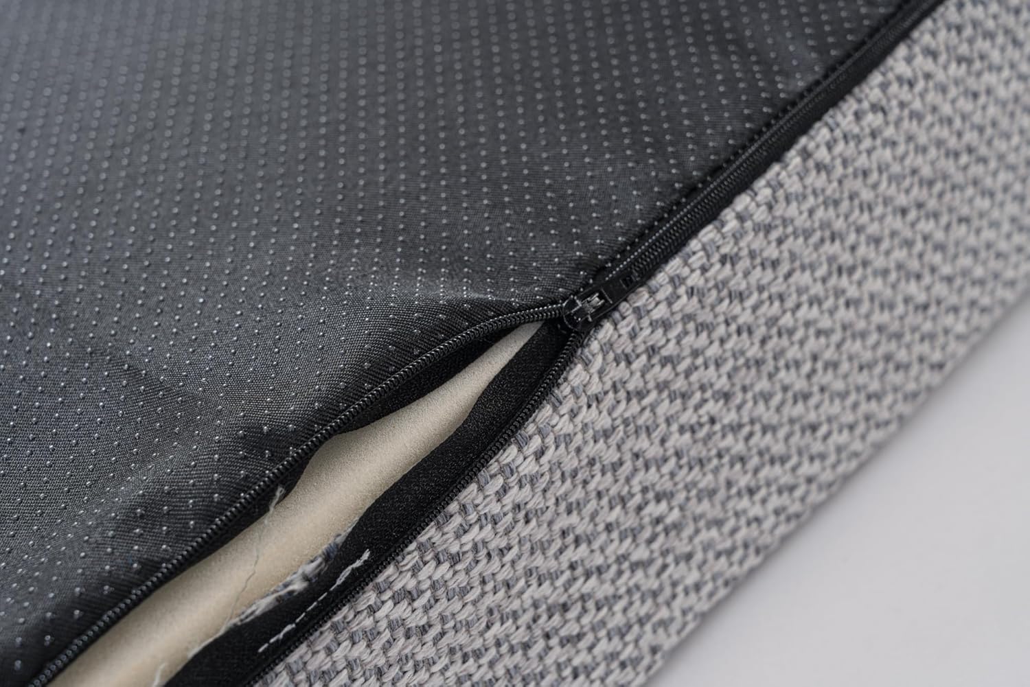 Orthopädisches Sitzkissen mit Memory-Schaum – Ergonomisches Sitzkissen Stuhl als Sitzerhöhung (10 cm Kissenhöhe) – Für Stuhl, Bürostuhl, Auto & Rollstuhl – Rutschfest & Waschbar – Stuhlkissen 40 x 40 cm Grau – Bild 3