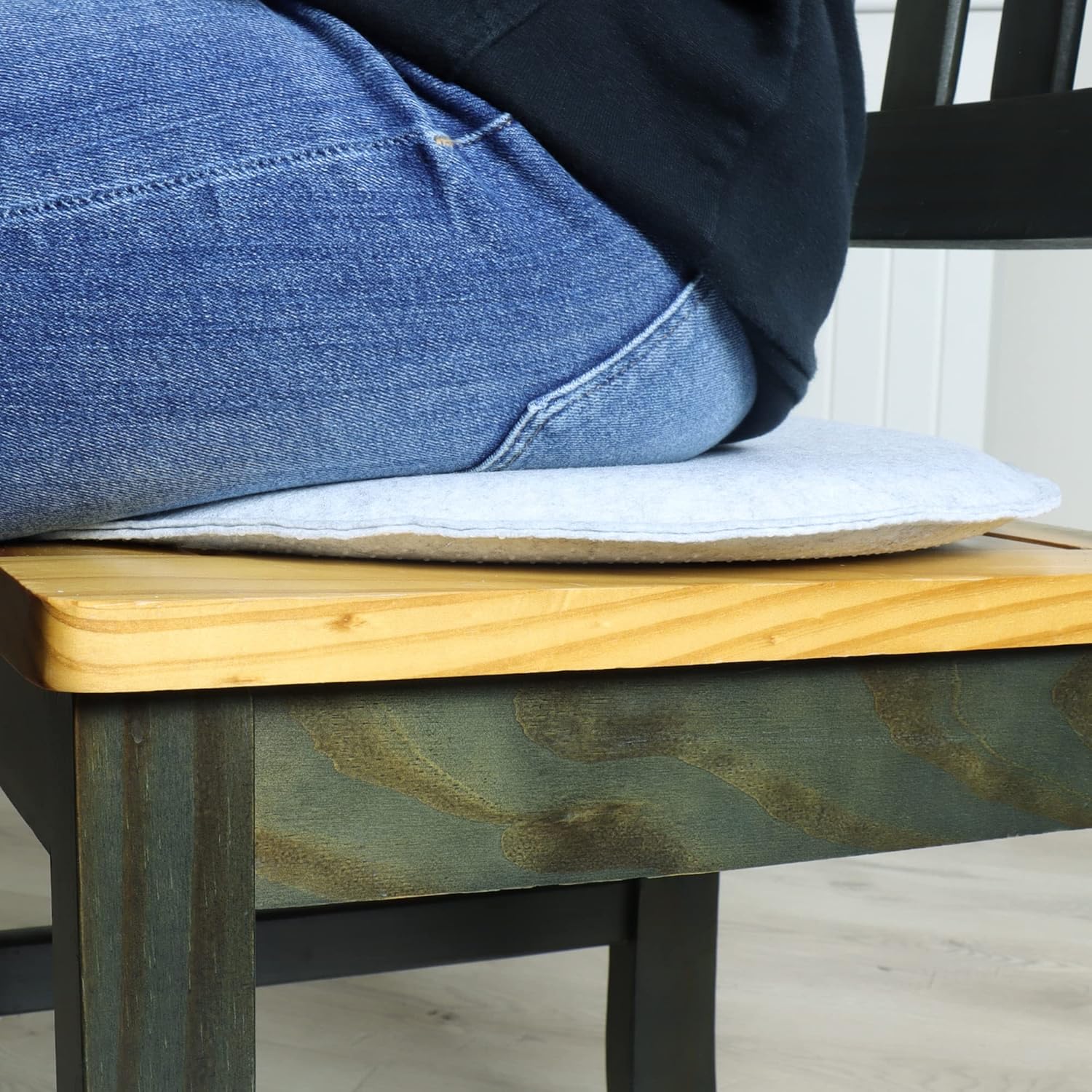 com-four 4 x Sitzkissen aus Filz, Ø 40 cm, gepolsterte Stuhlauflage, runde Sitzauflage für Esszimmer, Garten, Balkon, rutschfeste Unterseite mit Rutschschutz – Bild 4