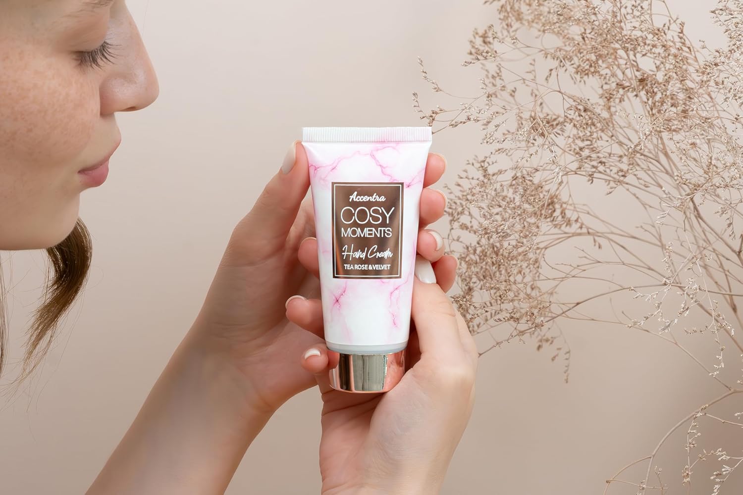 Accentra Cozy Moments Badeset, Geschenkset für Frauen mit 150 ml Duschgel, 150 ml Schaumbad, 150 g Badesalz, 90 g Badebombe, 60 ml Handcreme, 30 g Seife und 15 g Netzschwamm in glänzender Badewanne – Bild 12