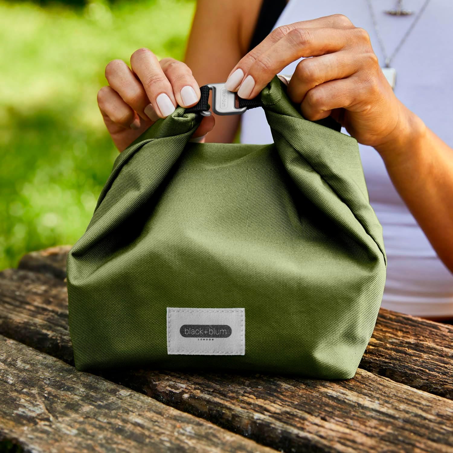 BLACK + BLUM Isolierte Lunchtasche 6,7 L Moos, 100 % auslaufsicher dank Rolltop, faltbare Lunchtasche aus recyceltem Kunststoff, wasserabweisend, kleine Kühltasche für Meal Prep, Büro, Schule – Bild 6