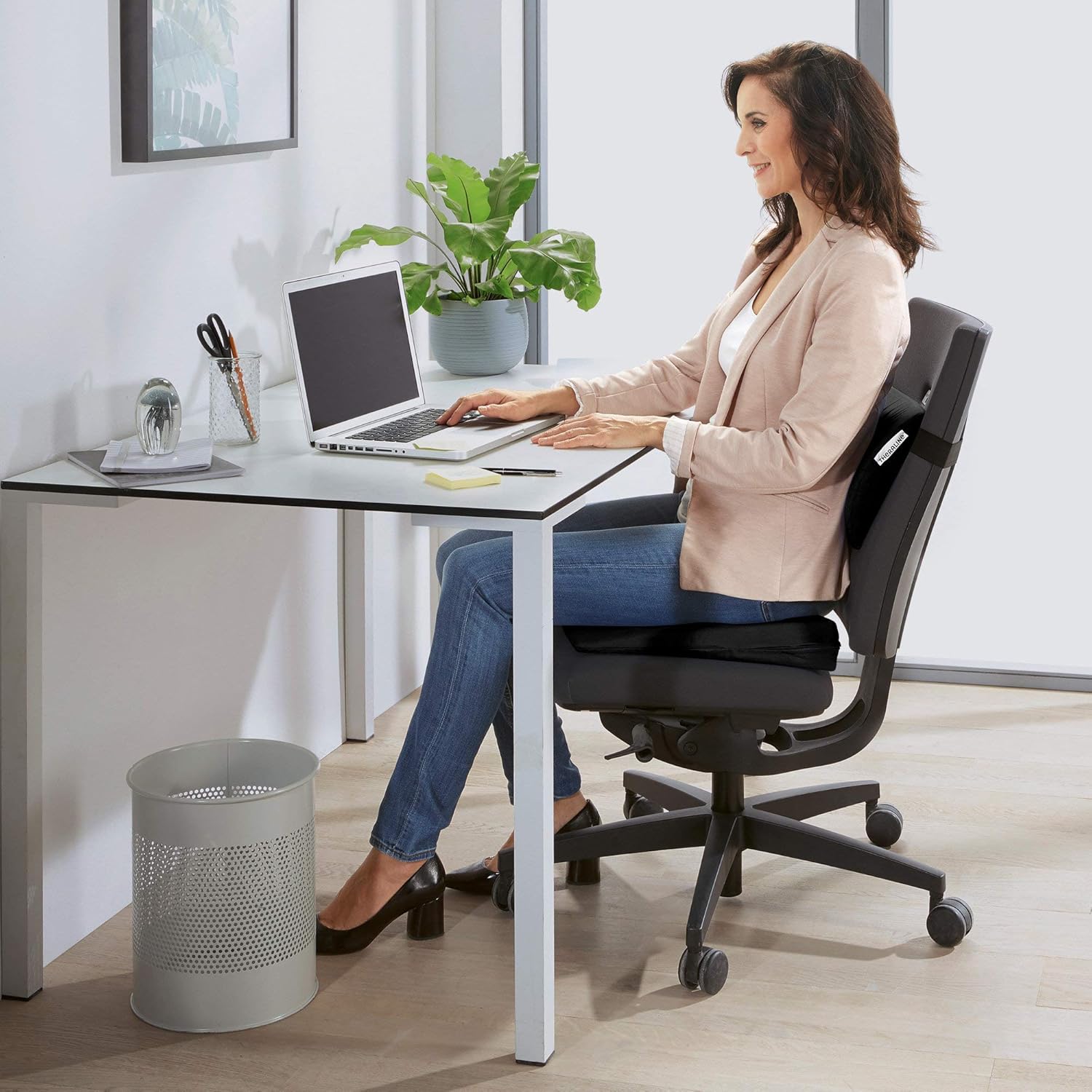 THERALINE Lendenkissen, 32 x 23 x 5/1 cm, mit Bezug 'Twill schwarz', ergonomisches Rückenkissen zur Unterstützung von Rückenschmerzen, ideal für Auto und Büro, abnehmbarer Gurt – Bild 2