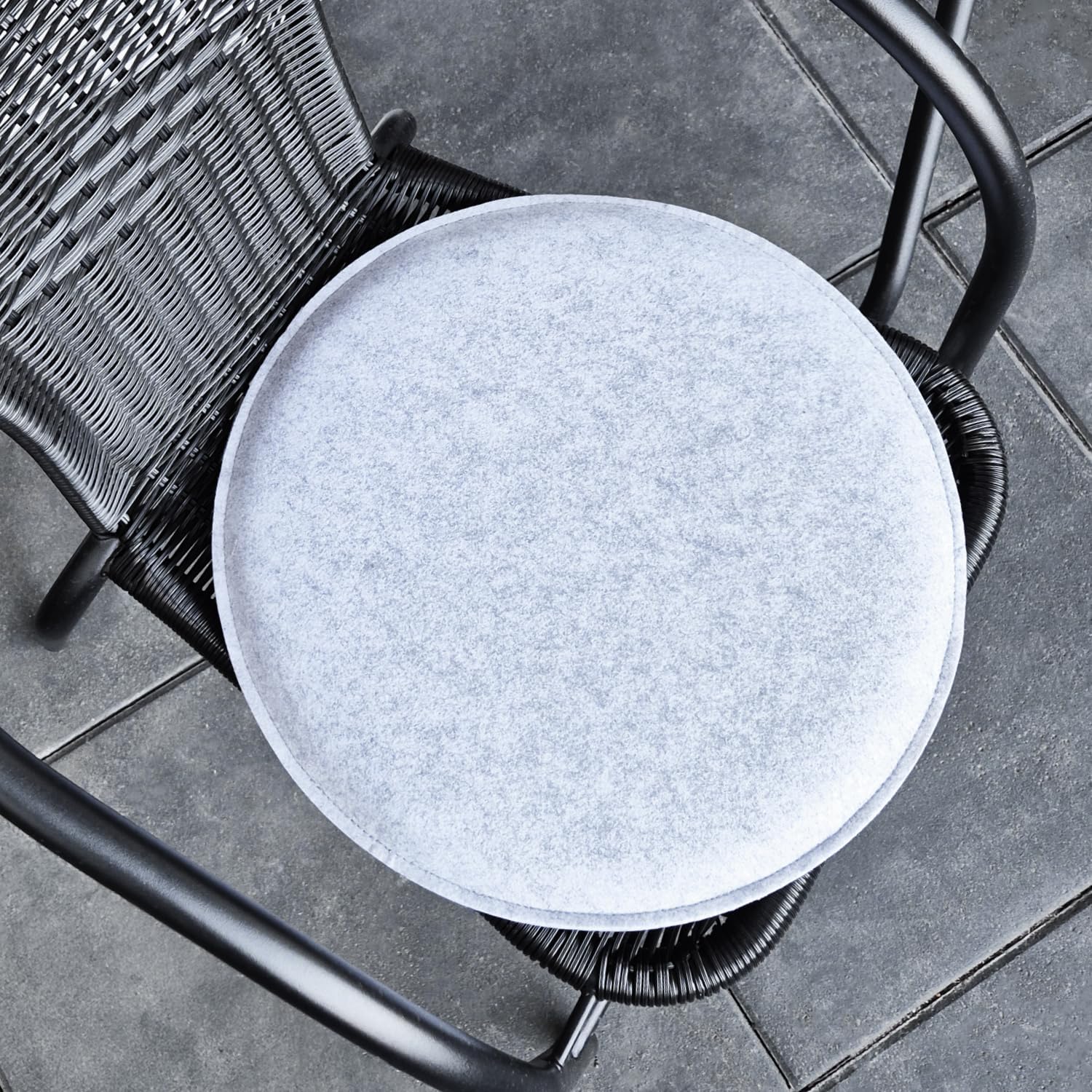 com-four 4 x Sitzkissen aus Filz, Ø 40 cm, gepolsterte Stuhlauflage, runde Sitzauflage für Esszimmer, Garten, Balkon, rutschfeste Unterseite mit Rutschschutz – Bild 3