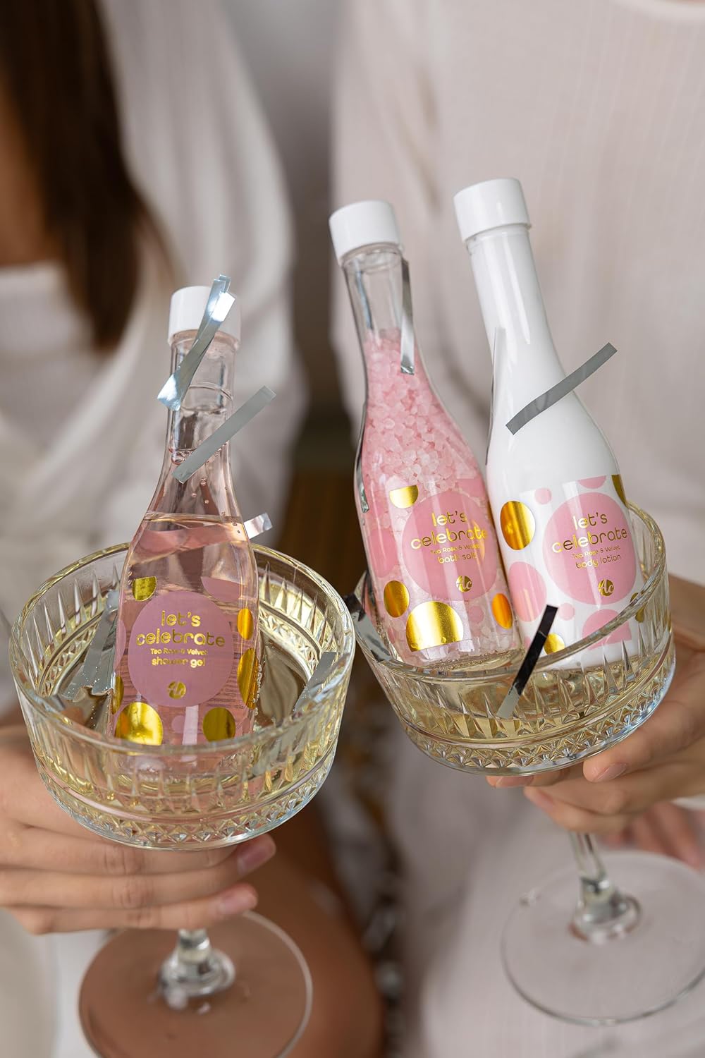 Accentra - Let's Celebration Damen-Geschenkset in Champagnerflasche aus Kunststoff – Bade- & Duschset mit Teerose & Samt inklusive Duschgel, Bodylotion & Badesalz – 3-teiliges Wellness-Set für Damen und Mädchen – Bild 11