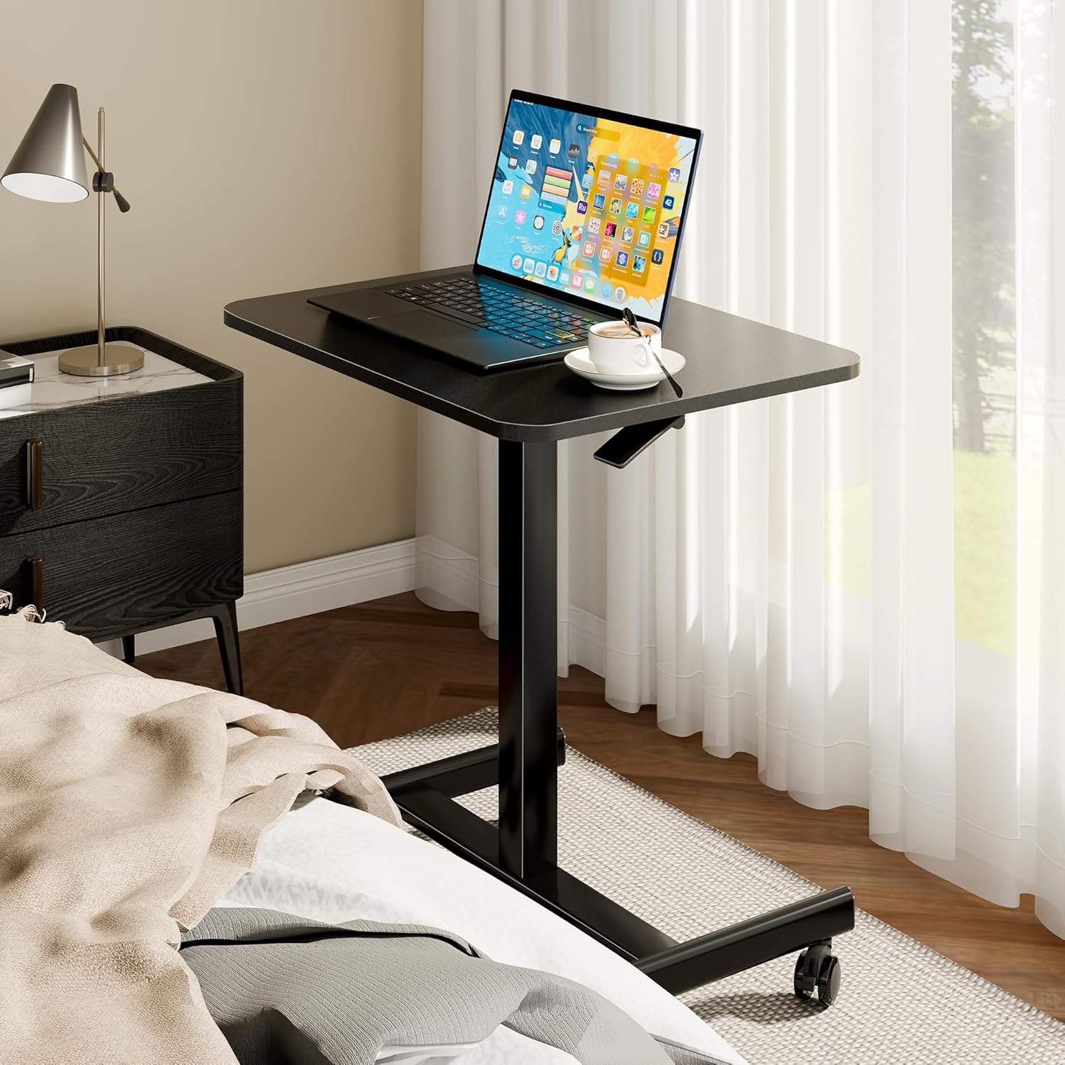 BONTEC Mobiler Schreibtisch 65 x 48 cm, Computertisch, pneumatisch höhenverstellbar 72-109,5 cm, Laptoptisch mit 4 Rollen, Überbetttisch, Stehsitztisch, Beistelltisch für Home Office, Schwarz – Bild 2