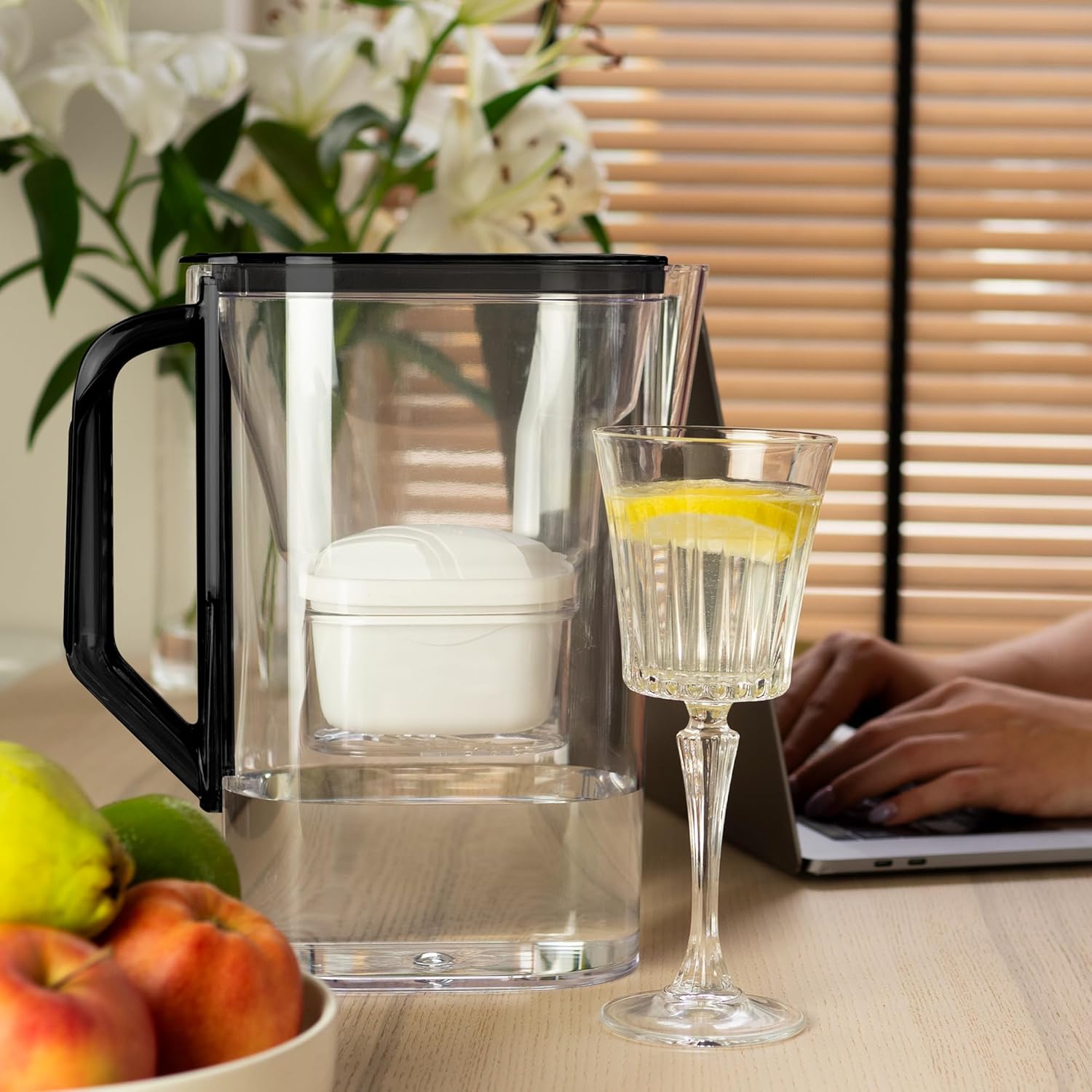 Wessper Wasserfilterkrug 2,7 l für Kühlschranktür, Wasserkaraffe mit Aktivkohlefilter, Wasserkrug kompatibel mit Brita Maxtra Filterkartusche – Schwarz – Bild 7