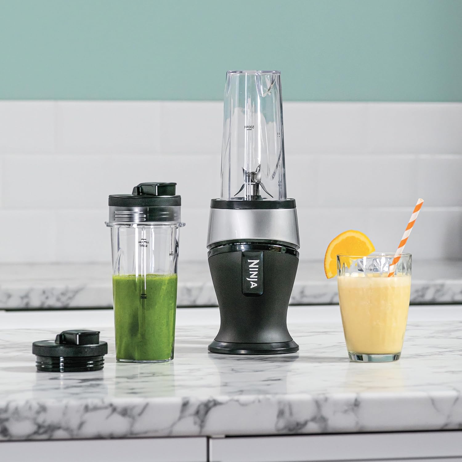 Ninja 700 W Slim Mixer & Smoothie Maker, 2 x 470 ml Becher mit Ausgussdeckel, persönlicher Mixer, zerkleinert Eis und gefrorene Früchte, Silber/Schwarz QB3001UKS – Bild 4