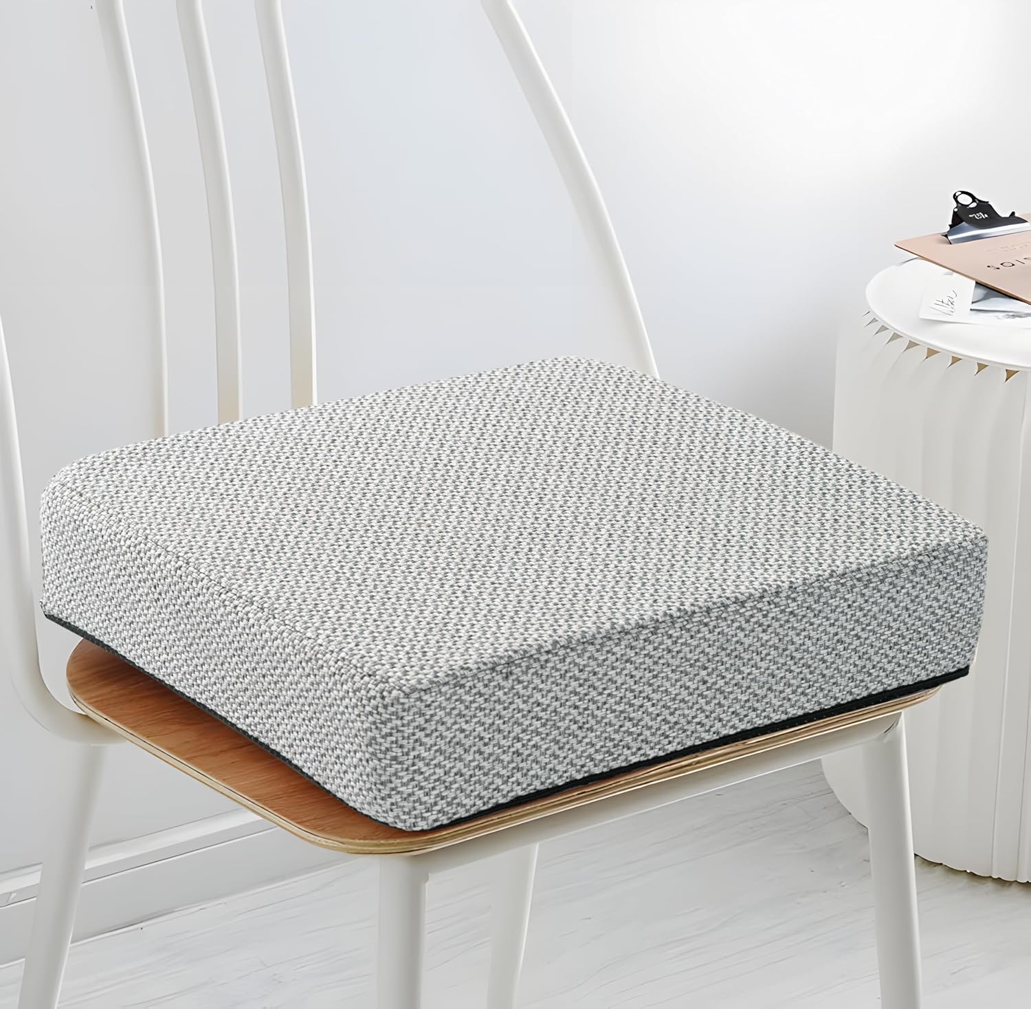 Orthopädisches Sitzkissen mit Memory-Schaum – Ergonomisches Sitzkissen Stuhl als Sitzerhöhung (10 cm Kissenhöhe) – Für Stuhl, Bürostuhl, Auto & Rollstuhl – Rutschfest & Waschbar – Stuhlkissen 40 x 40 cm Grau