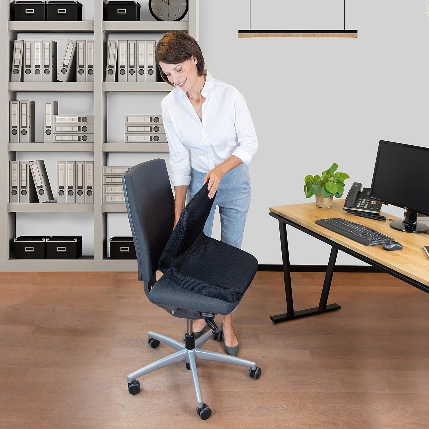 bonmedico Orthopädisches Sitzkissen und Rückenkissen 2 in 1, ergonomische Lordosenstütze mit hochflexiblem Schaumstoff für Bürostuhl, Auto und Zuhause, ideal als Keilkissen – Bild 2