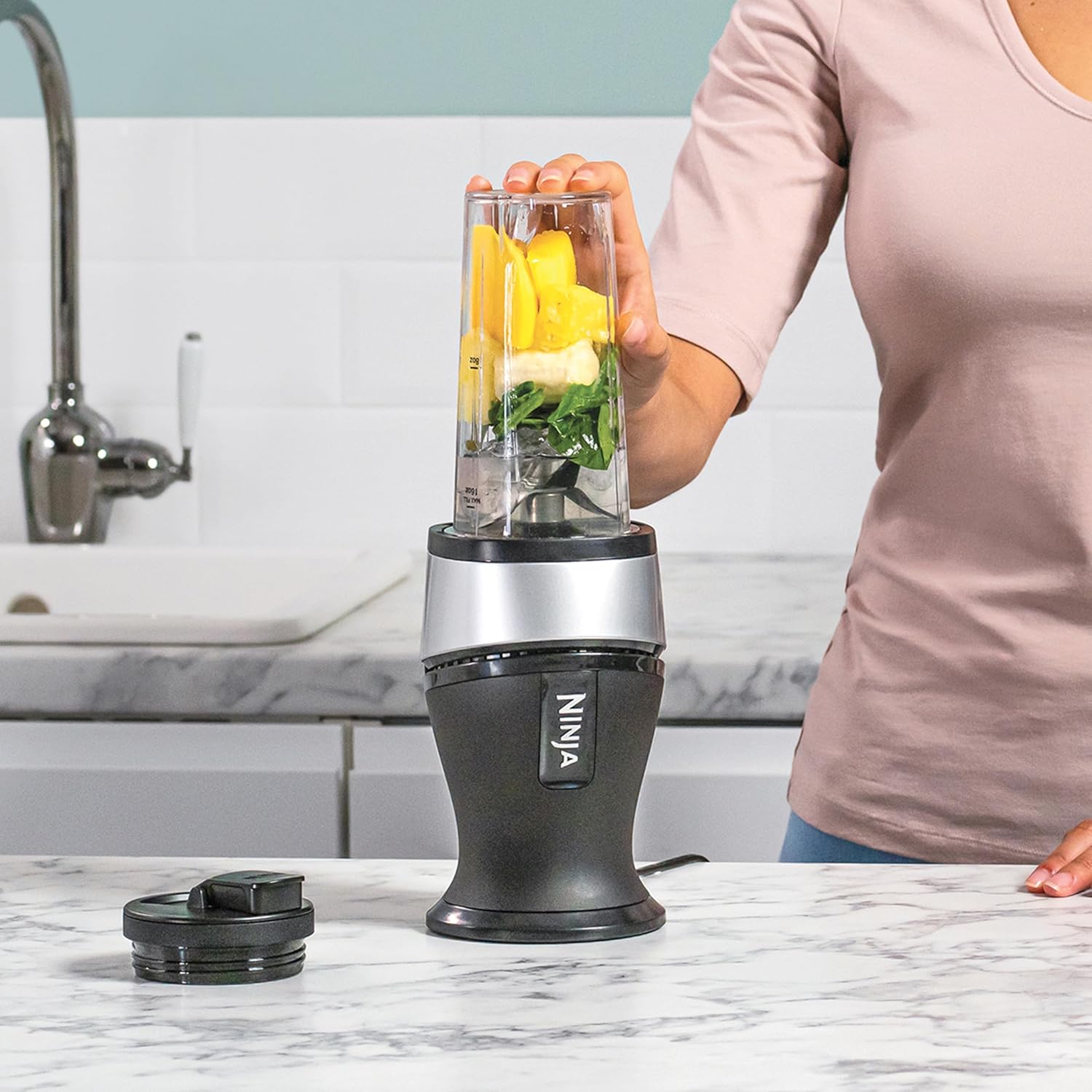 Ninja 700 W Slim Mixer & Smoothie Maker, 2 x 470 ml Becher mit Ausgussdeckel, persönlicher Mixer, zerkleinert Eis und gefrorene Früchte, Silber/Schwarz QB3001UKS – Bild 3