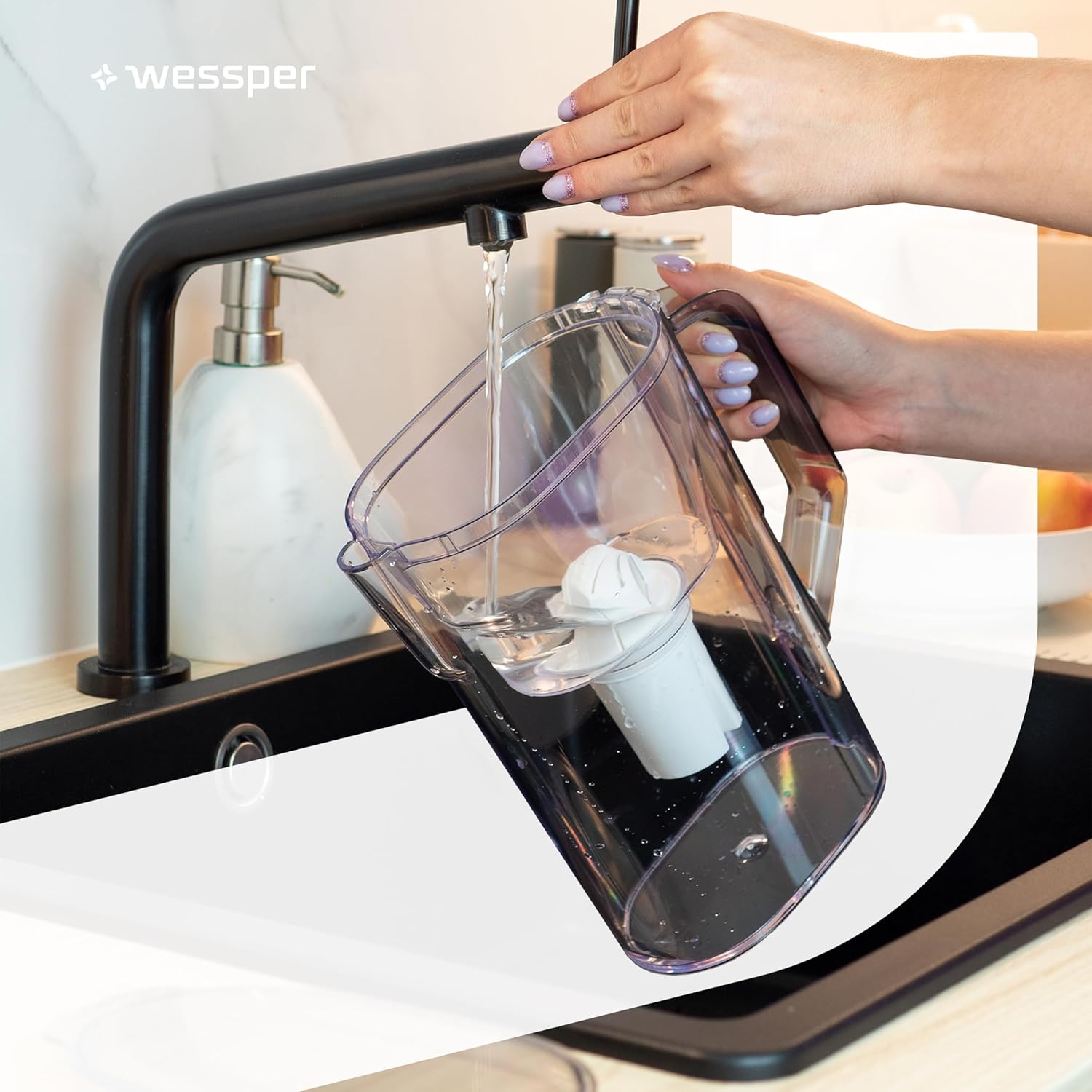 Wessper Wasserfilterkanne mit Filterkartusche 2,7 Liter, passt durch die Kühlschranktür, BPA-frei, Wasserkaraffe mit Filter, kompatibel mit Brita Classic Filtern, Schwarz – Bild 7