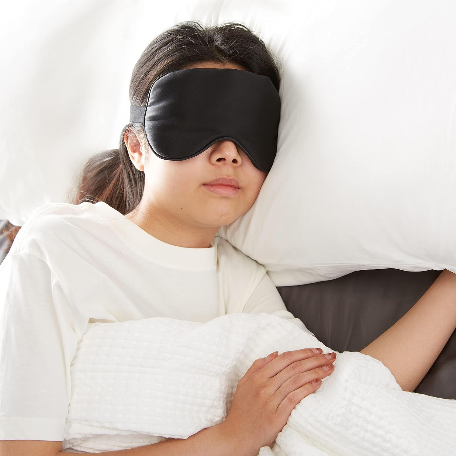 Amazon Basics – Schwarze, gebogene Schlafmaske aus natürlicher Maulbeerseide mit verstellbarem Riemen – Bild 9