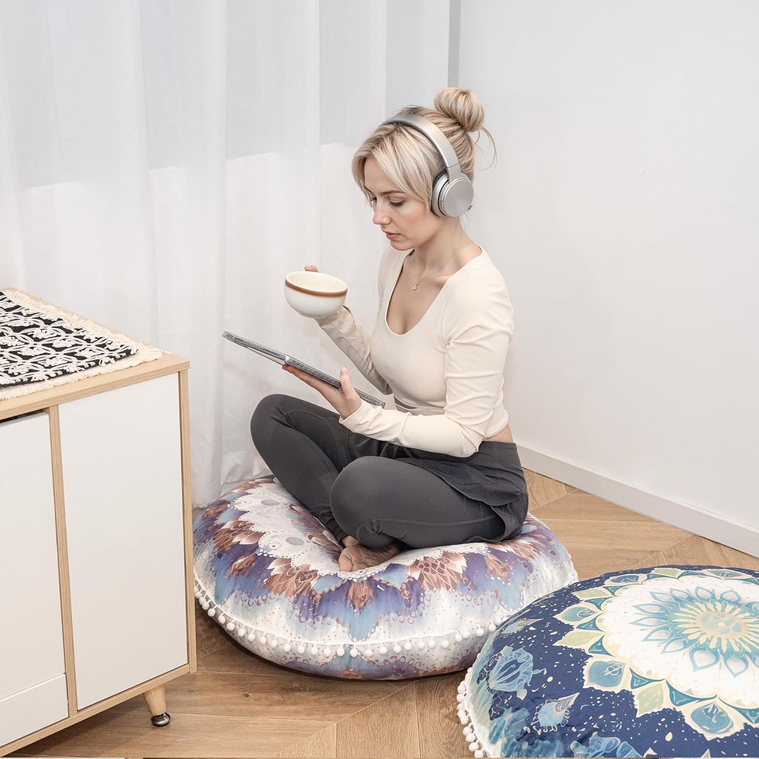 Meditations-Bodenkissen, rundes Sitzkissen mit waschbarem und abnehmbarem Bezug, 80 cm großes ergonomisches Yoga-Kissen mit Pompon-Dekoration, für drinnen und draußen, hellblau – Bild 6