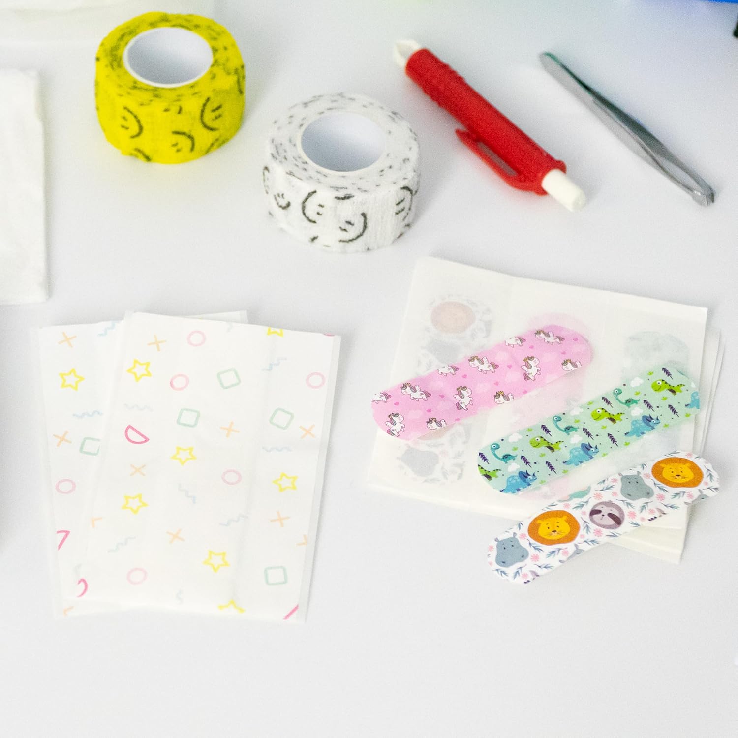 FLEXEO Kinder-Erste-Hilfe-Set, Reiseapotheke gefüllt mit 47 Inhalten, Schere, Erste-Hilfe-Tasche Baby für unterwegs, Notfallset mit Fingerpuppe und Tapferkeitsaufklebern, Notfalltasche – Bild 4