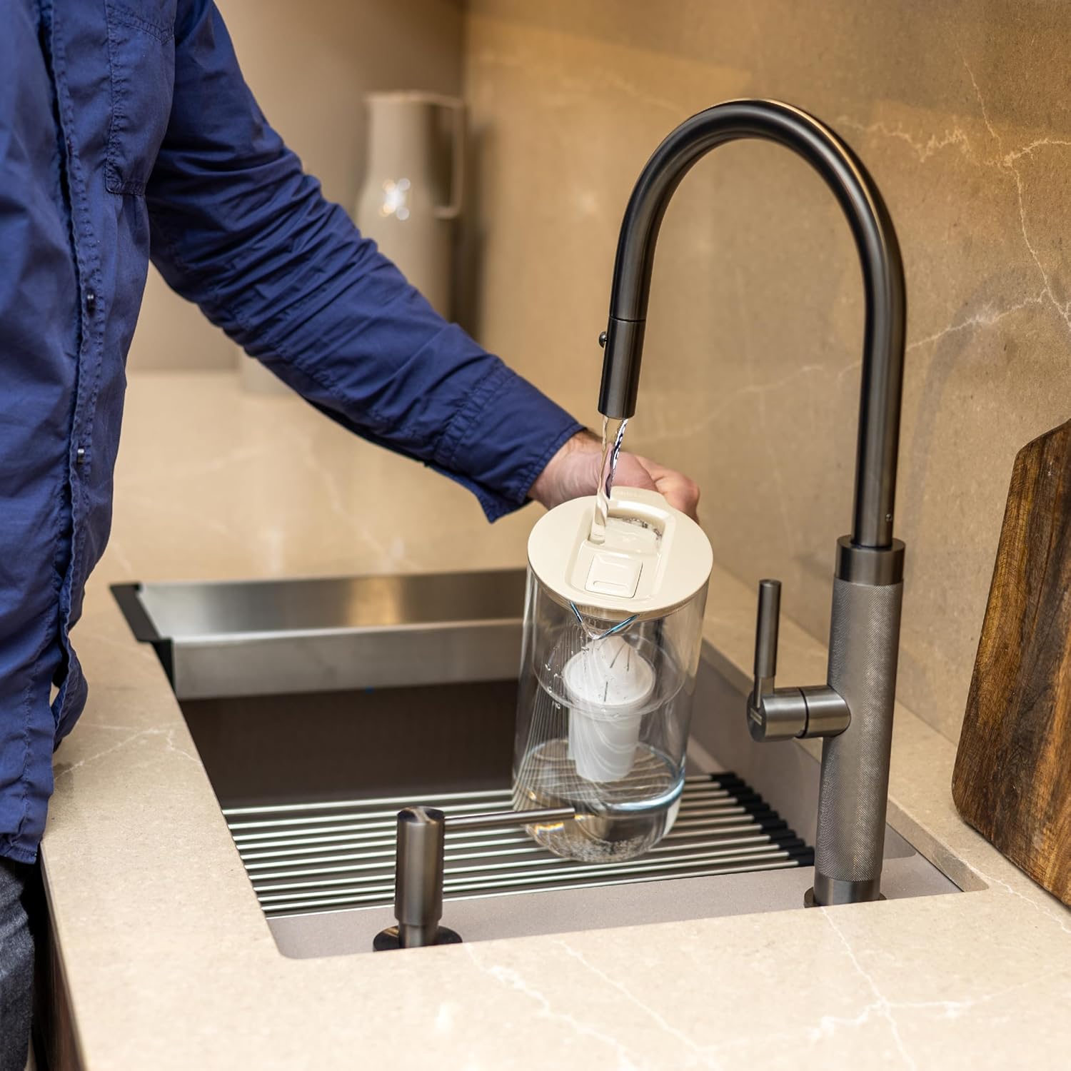 Wessper Glas-Wasserfilterkanne mit Wasserfilterkartuschen für Trinkwasser 2 L, Glaskanne mit intelligentem Filterzähler, Set inklusive 1 x Filter mit Aktivkohle Beige – Bild 8