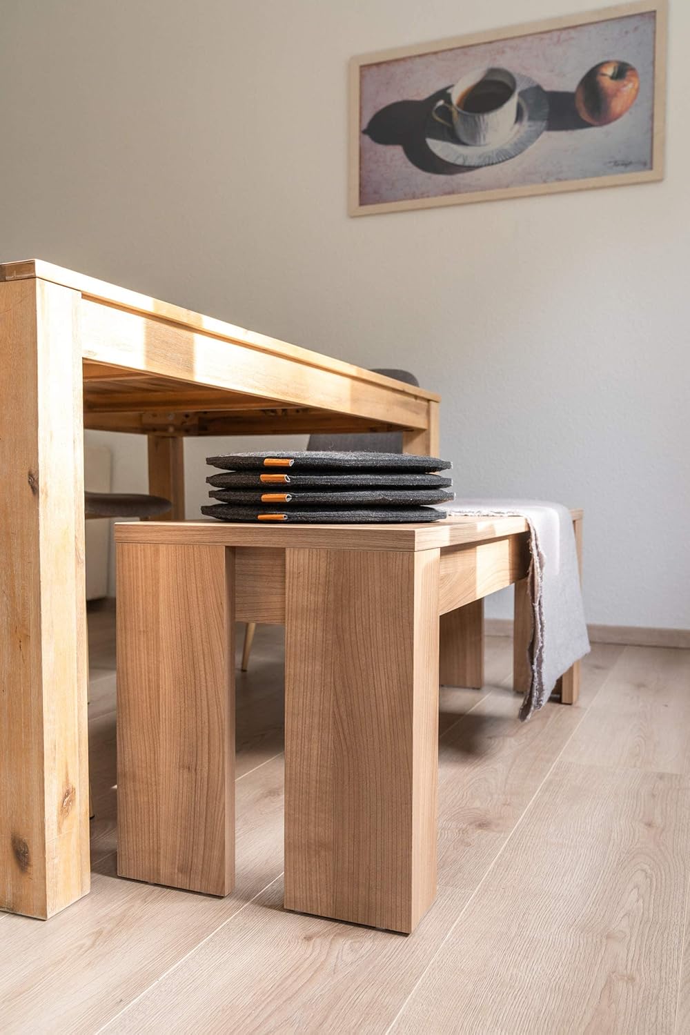 Miqio Design Filz-Sitzkissen XL rund mit Anti-Rutsch-Noppen 40 cm, 2er-Set, für drinnen und draußen, nachhaltig, aus recycelten PET-Flaschen, waschbar, Stuhlkissen, rutschfest, dunkelgrau – Bild 7