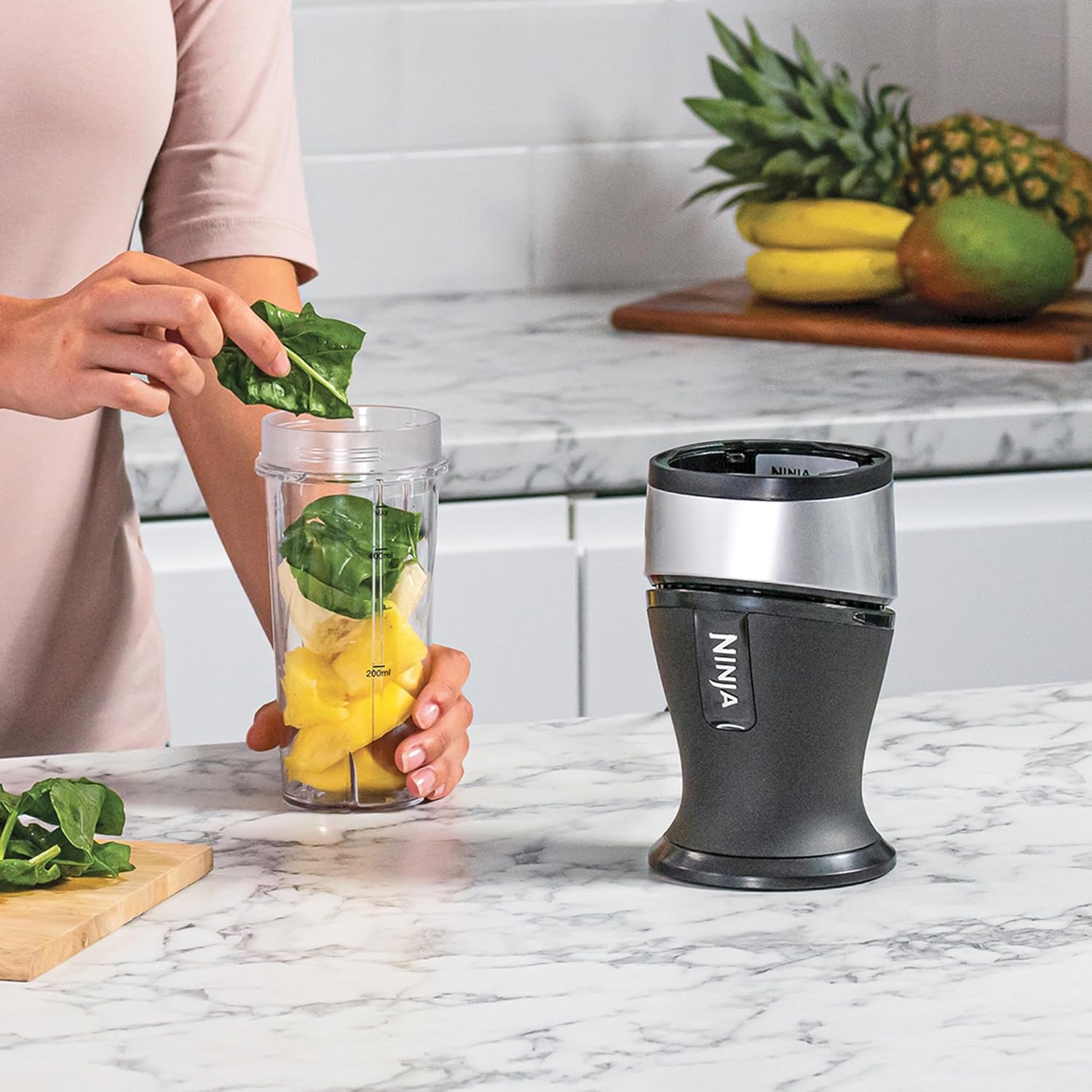Ninja 700 W Slim Mixer & Smoothie Maker, 2 x 470 ml Becher mit Ausgussdeckel, persönlicher Mixer, zerkleinert Eis und gefrorene Früchte, Silber/Schwarz QB3001UKS – Bild 2