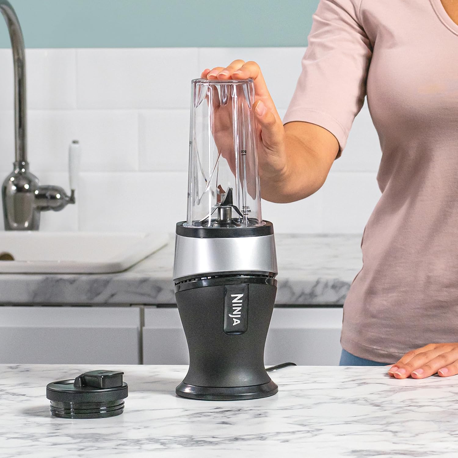 Ninja 700 W Slim Mixer & Smoothie Maker, 2 x 470 ml Becher mit Ausgussdeckel, persönlicher Mixer, zerkleinert Eis und gefrorene Früchte, Silber/Schwarz QB3001UKS – Bild 7