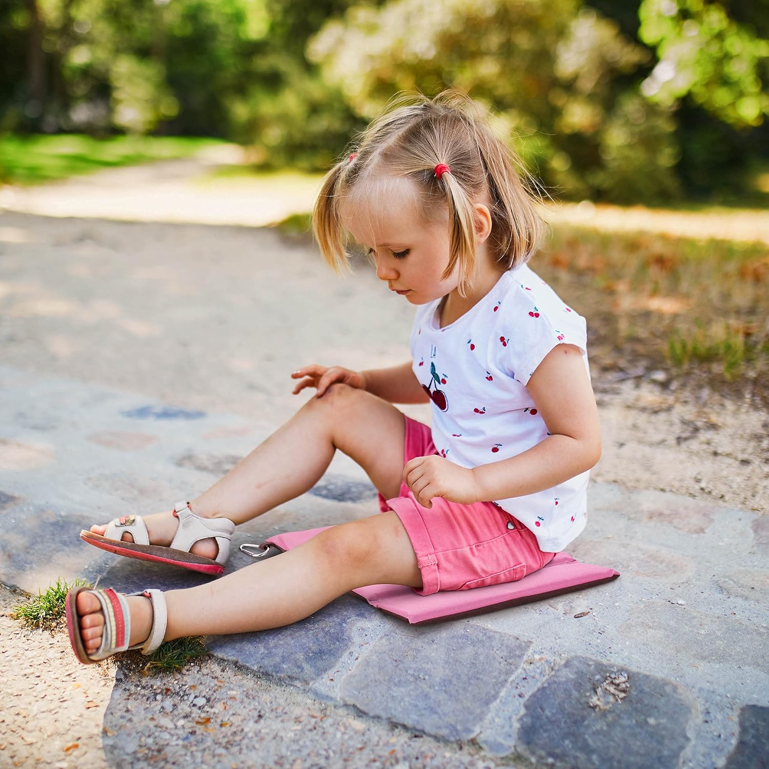 BJORKI® Kinder-Sitzkissen, faltbares Outdoor-Sitzkissen mit optimalem Kälte- und Nässeschutz, robuste Outdoor-Sitzauflage, das Thermo-Sitzkissen für Wandern, Stadion und unterwegs – Bild 6