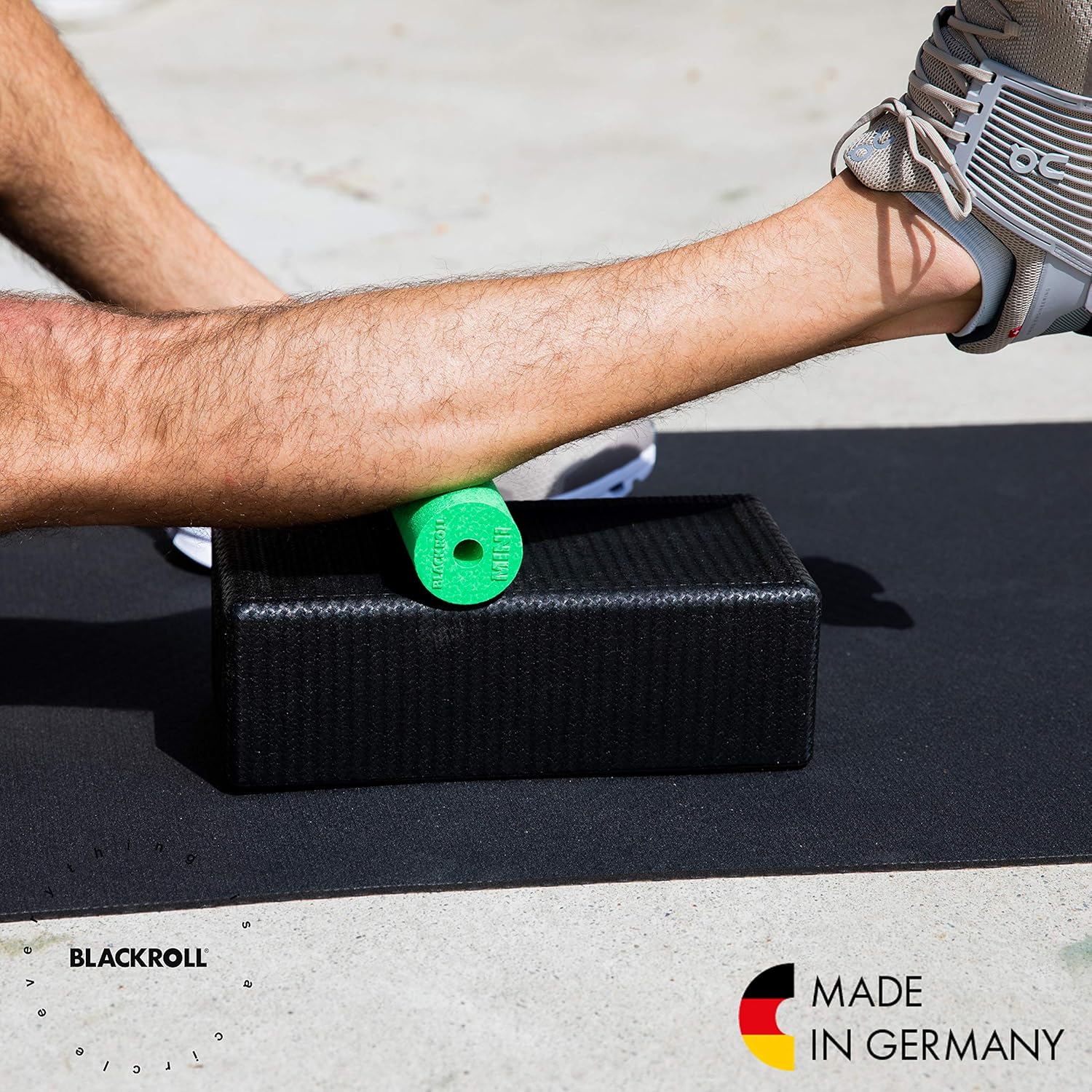 Blackroll Mini Foam Roller – der Klassiker. Der kleine Selbstmassageroller für Ihre Muskeln in verschiedenen Farben., schwarz – Bild 4