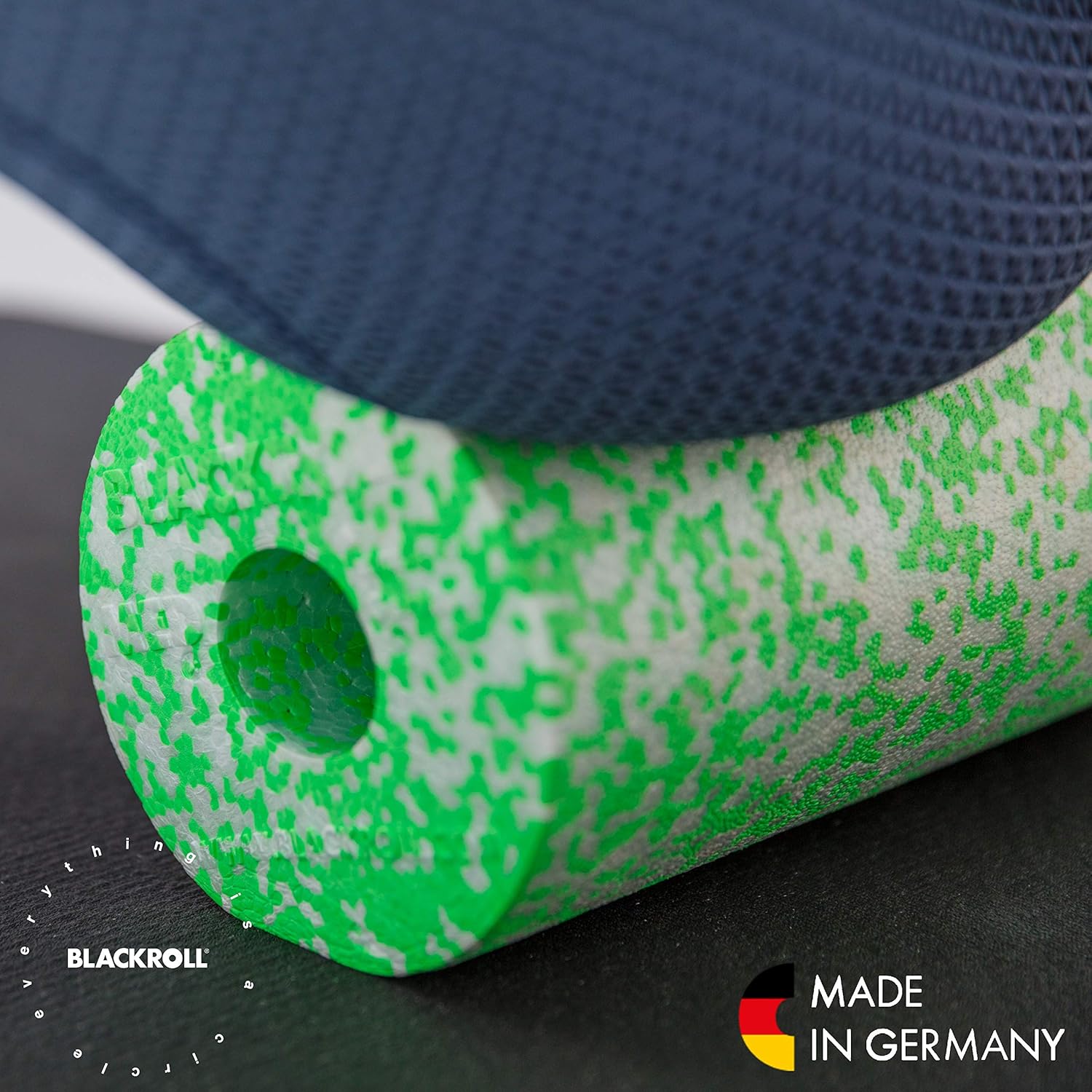 BLACKROLL® MED Faszienrolle (30 cm x 15 cm), weiche Massagerolle für schmerzempfindliche Menschen, Fitnessrolle für sanfte Massage, ideal für Zuhause, weiche Härte, hergestellt in Deutschland – Bild 4