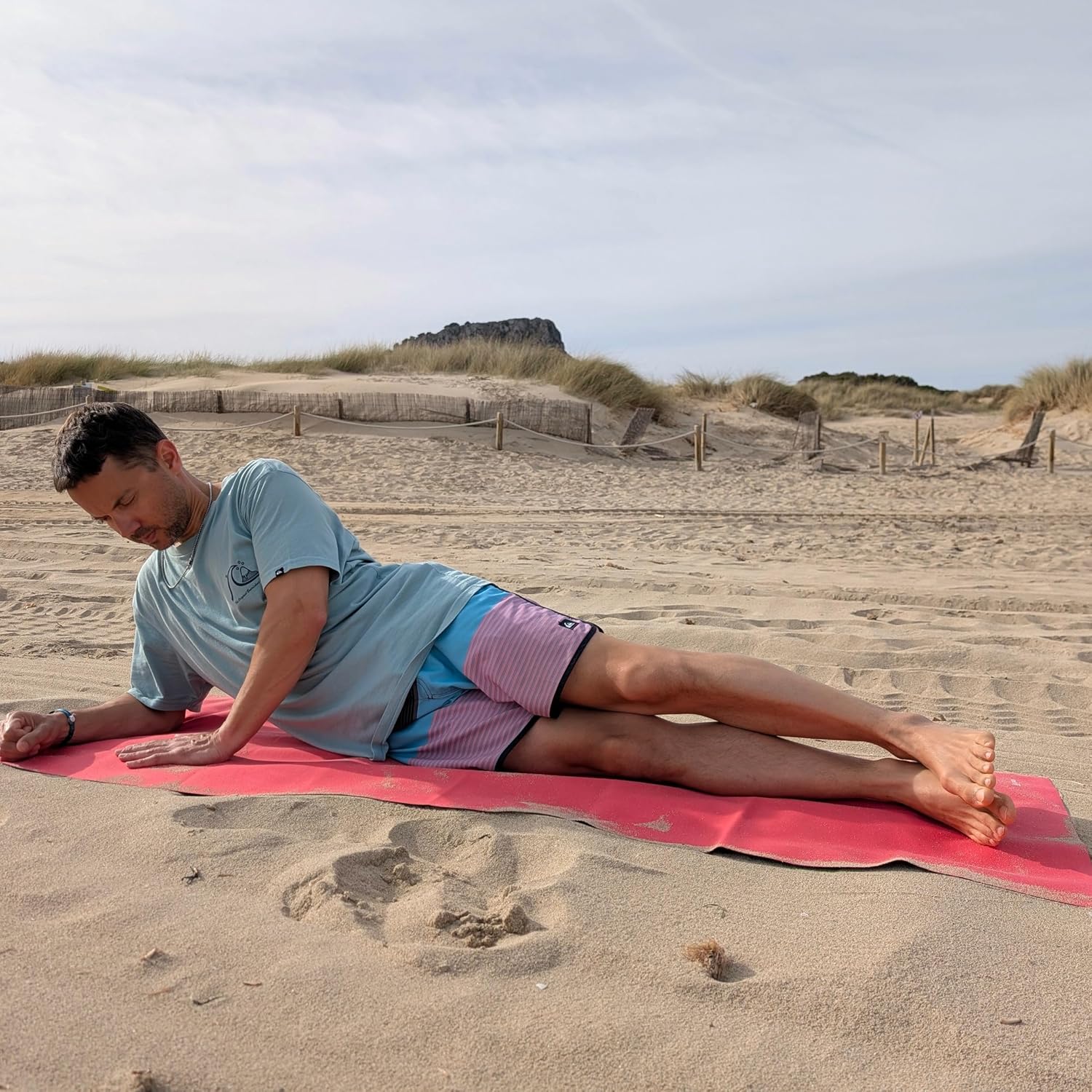 Reise-Yogamatte „Korallenrot“ aus Naturkautschuk – vegan & rutschfest – ökologische & nachhaltige Reisematte – Mattenstärke 1 mm – leicht faltbar, ideal für unterwegs – inklusive Tragetasche – Bild 3