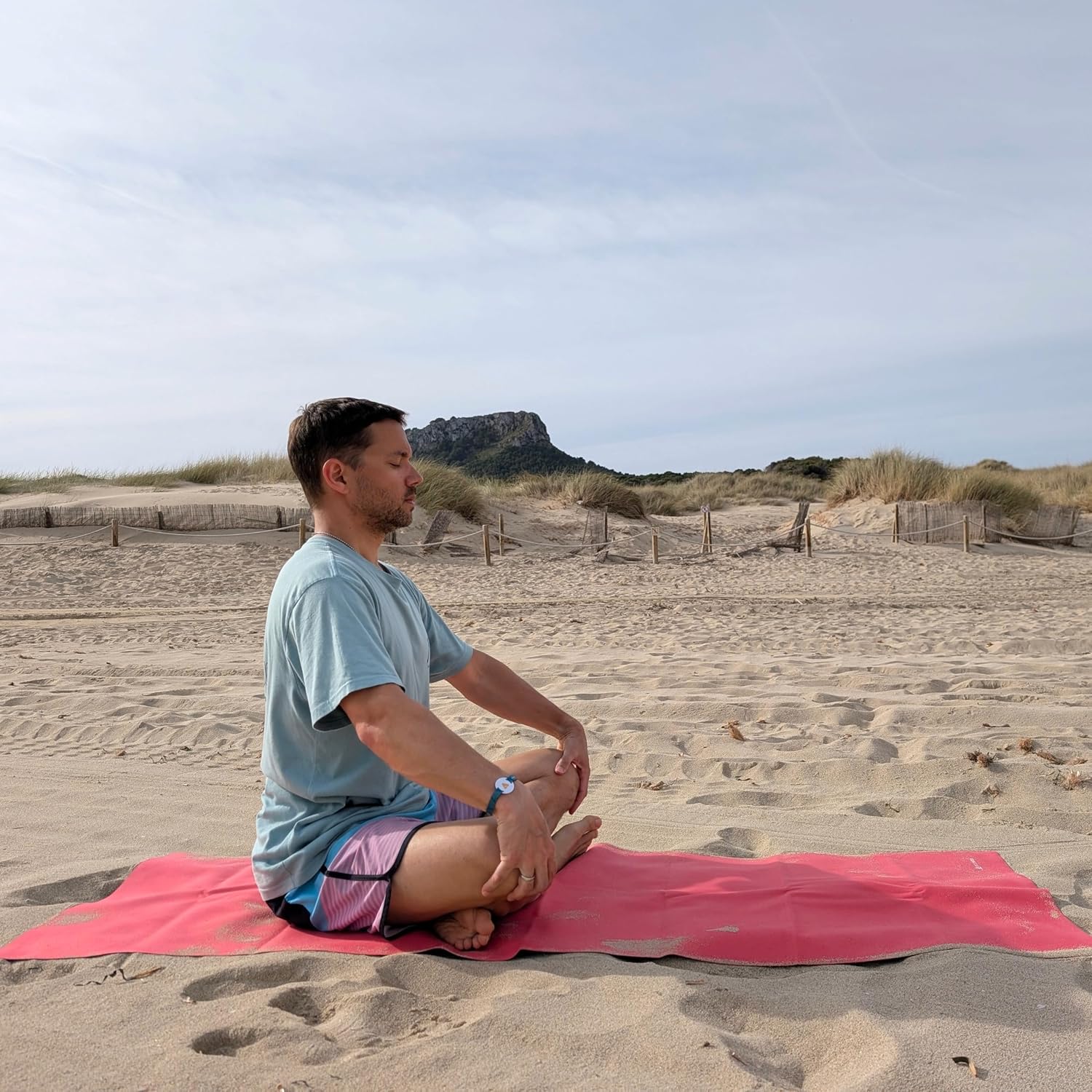 Reise-Yogamatte „Korallenrot“ aus Naturkautschuk – vegan & rutschfest – ökologische & nachhaltige Reisematte – Mattenstärke 1 mm – leicht faltbar, ideal für unterwegs – inklusive Tragetasche – Bild 4