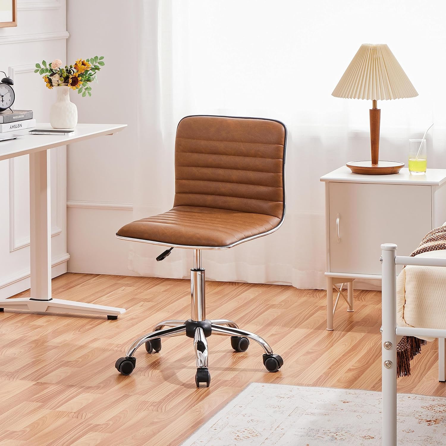 Yaheetech Bürodrehstuhl, ergonomischer Schreibtischstuhl, Drehstuhl mit Rollen, ohne Armlehne, 360° frei drehbar, höhenverstellbar, Kunstleder, Retro-Braun – Bild 2