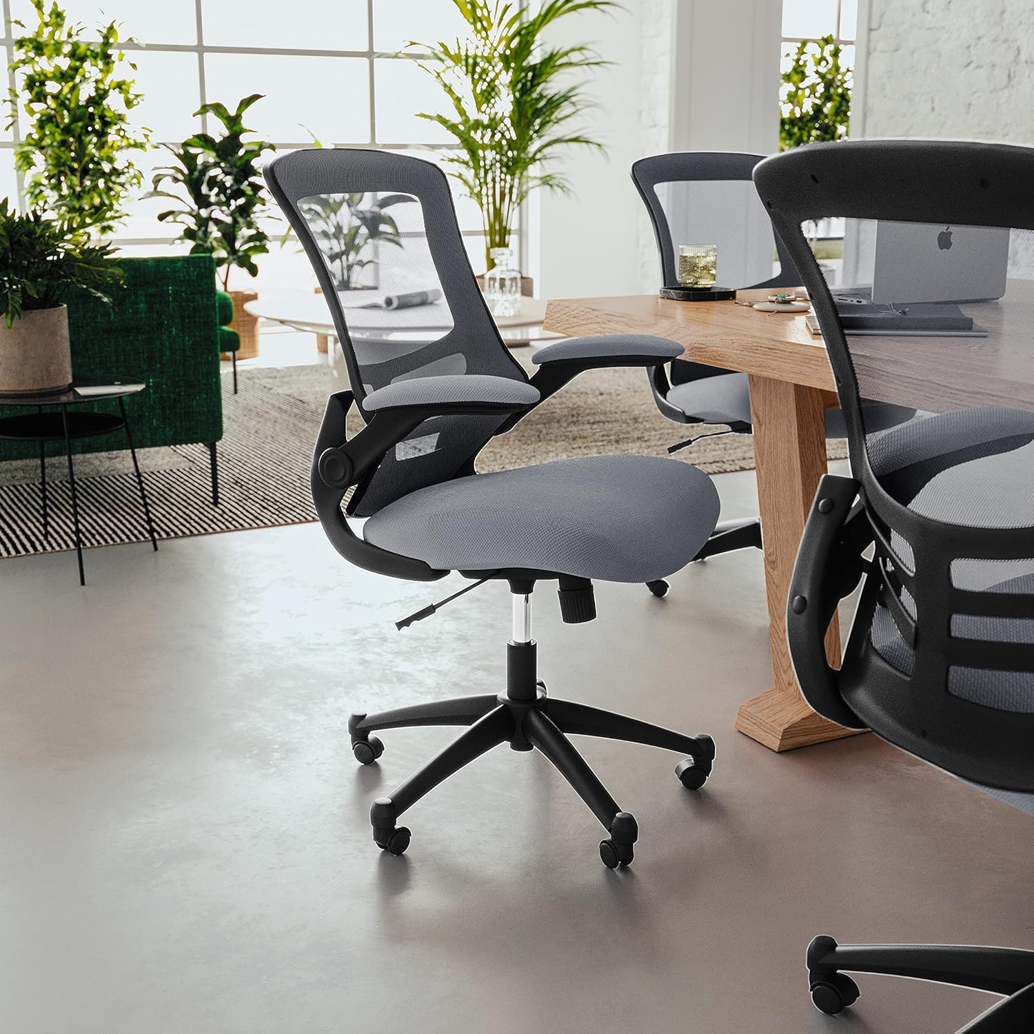 Flash Furniture Bürostuhl mit hoher Rückenlehne, ergonomischer Drehstuhl mit klappbaren Armlehnen und verstellbarer Kopfstütze – Bild 2