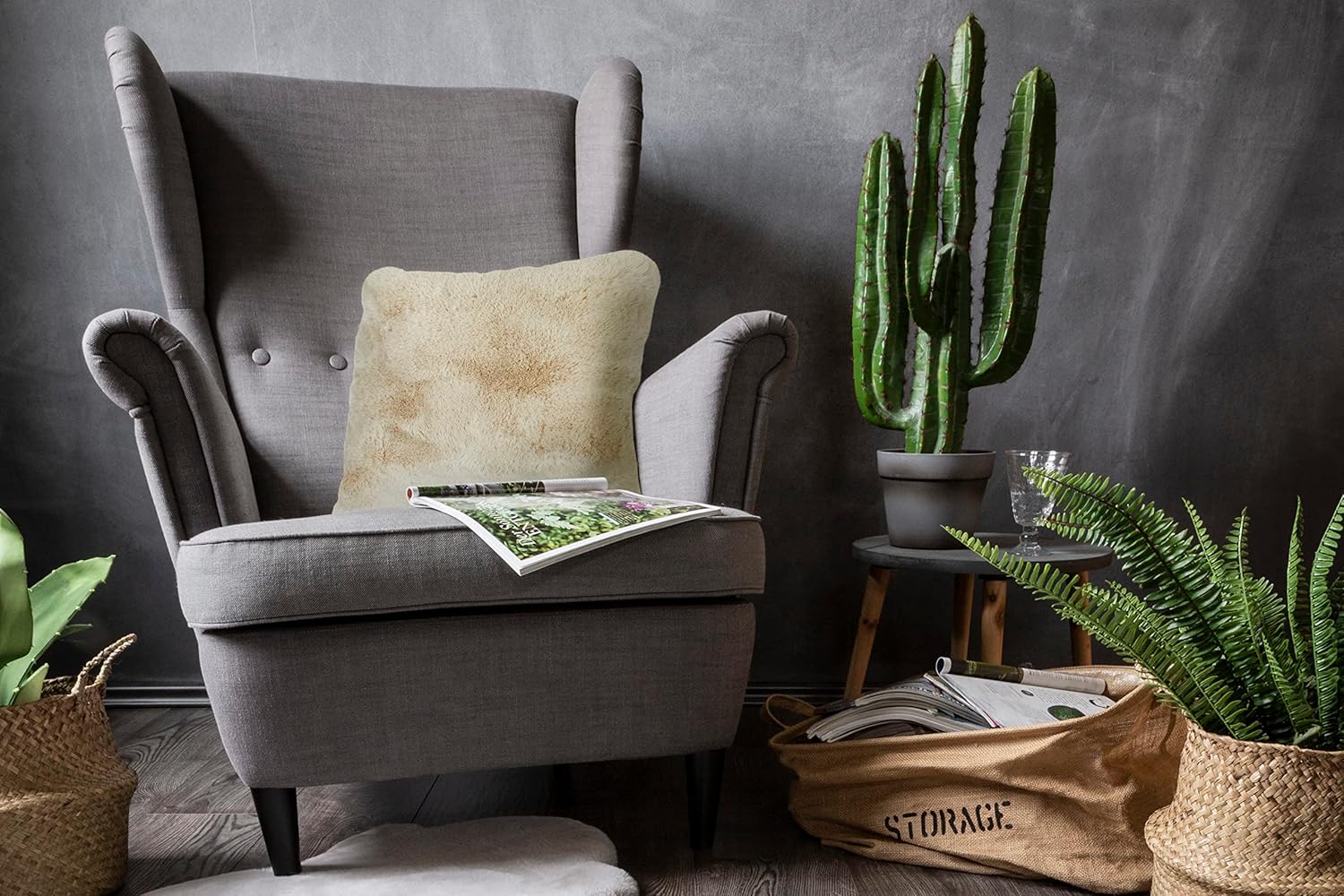 -LUXOR- Living Cushion Kunstfell Dekokissen Coste in Schaffelloptik, Flauschiges Kuschelkissen, Sofakissen für Wohnzimmer, 40 x 40 cm, Beige, 1 Stück – Bild 2