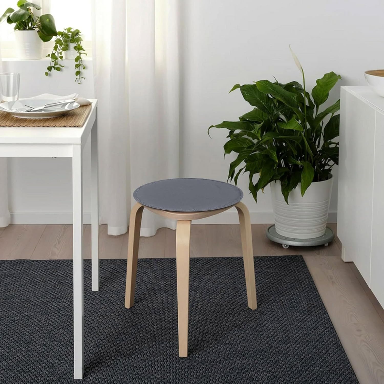 Set mit 2 tragbaren runden Sitzkissen, 30 x 30 x 2 cm, Memory-Schaum mit Riemen, rutschfest, gemütlich, abnehmbar, waschbar, Perlbaumwoll-Stuhlkissen für Wohnzimmer, Küche, Konferenzraum, Garten, 2er-Set, dunkelgrau – Bild 2