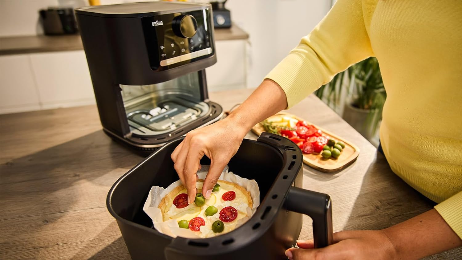 Braun MultiFry 5 – 2-in-1-Heißluftfritteuse mit Backfunktion, PFAS-freie Keramikbeschichtung im Garkorb, 15 Garprogramme, 6 L Fassungsvermögen, Ober-/Unterhitze, kein Vorheizen, Schwarz (HF5054IBK) – Bild 3