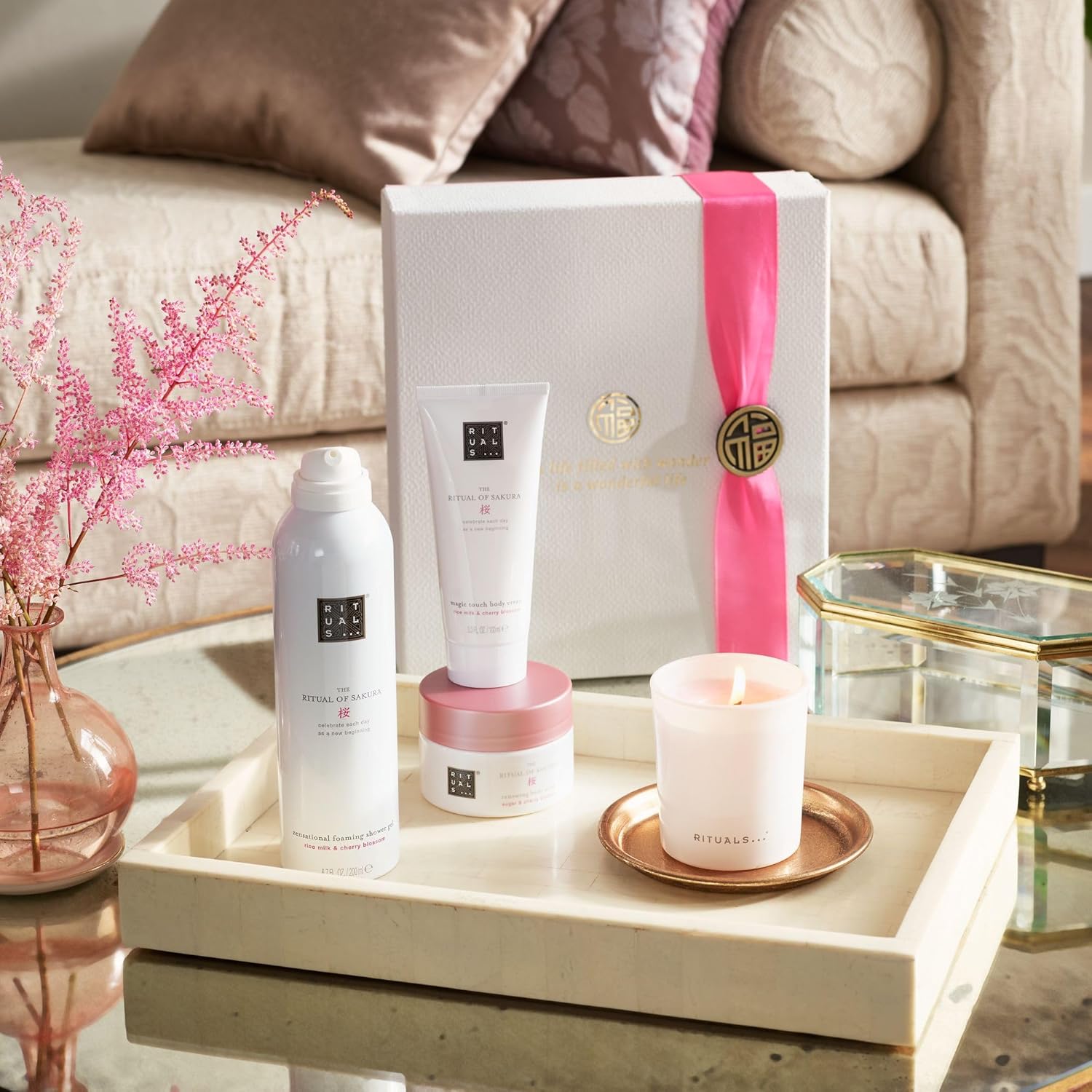 RITUALS The Ritual of Sakura Medium Geschenkset, Haut-, Bade- und Körperprodukte, einschließlich Kerze, angereichert mit Kirschblüten und Reismilch. Ein perfektes Geschenk für Weihnachten – Bild 2