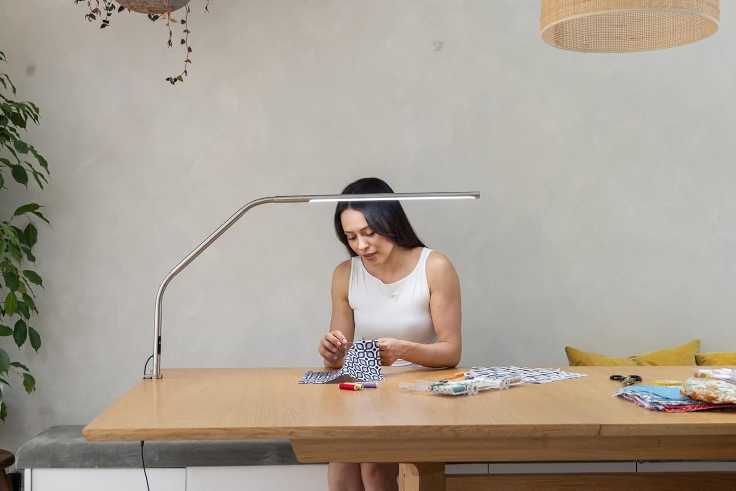 Daylight Slimline 4 LED-Tischlampe – 6000 K, 3200 Lux, 4 Helligkeitsstufen, USB-C-Ladeanschluss, blendfreier Diffusor, verstellbare Schreibtischlampe für Kunst, Handwerk, gebürsteter Stahl – Bild 2