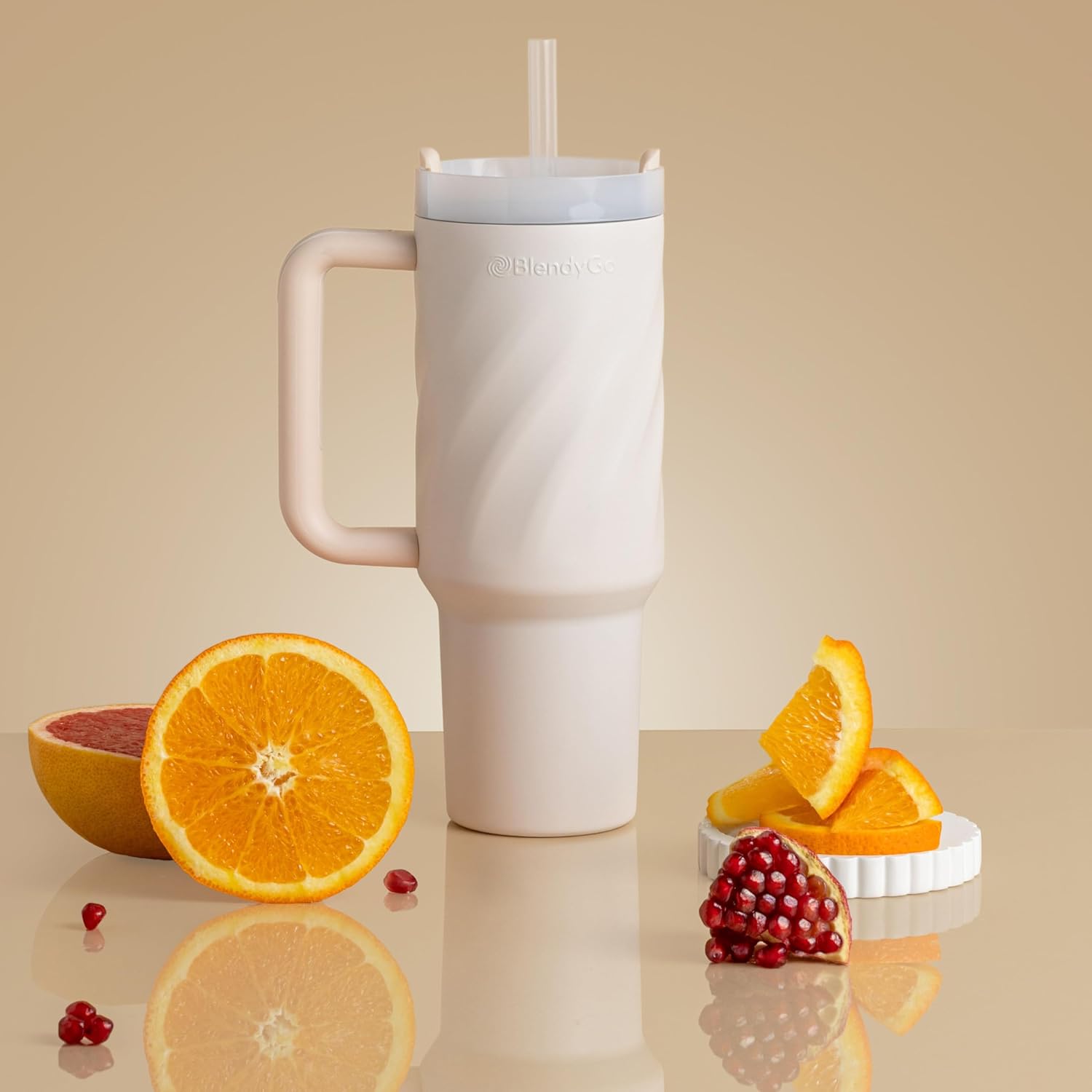 BlendyGo Sip Templock Isolierbecher mit Henkel & Strohhalm 900 ml – Thermobecher hält 6 Stunden heiß & 12 Stunden kalt – Kaffeebecher to Go fürs Auto, doppelwandiger Edelstahlbecher BPA-frei (Beige). – Bild 2